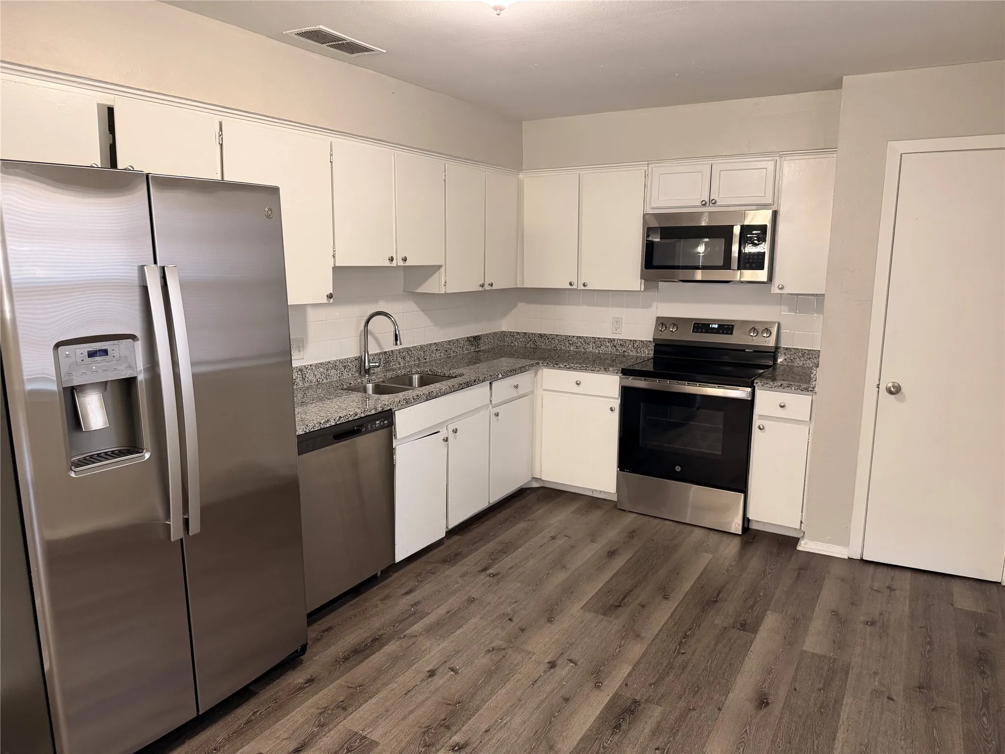 Single Family Residence For Rent in Tarrant County , 2510 S Fielder Road, Arlington, Texas 76015, 3 Bedroom, 2 Bathroom, 2 Garage spaces, 1,252 Sqft, built in 1967, mls#21385928, Real Estate Agent in Arlington, Homes For Rent in Tarrant county, Homes For Rent in Arlington, Realtor in Arlington Texas, Real Estate Brokerage Independent Realty Texas, Luminita Cordes Realtor