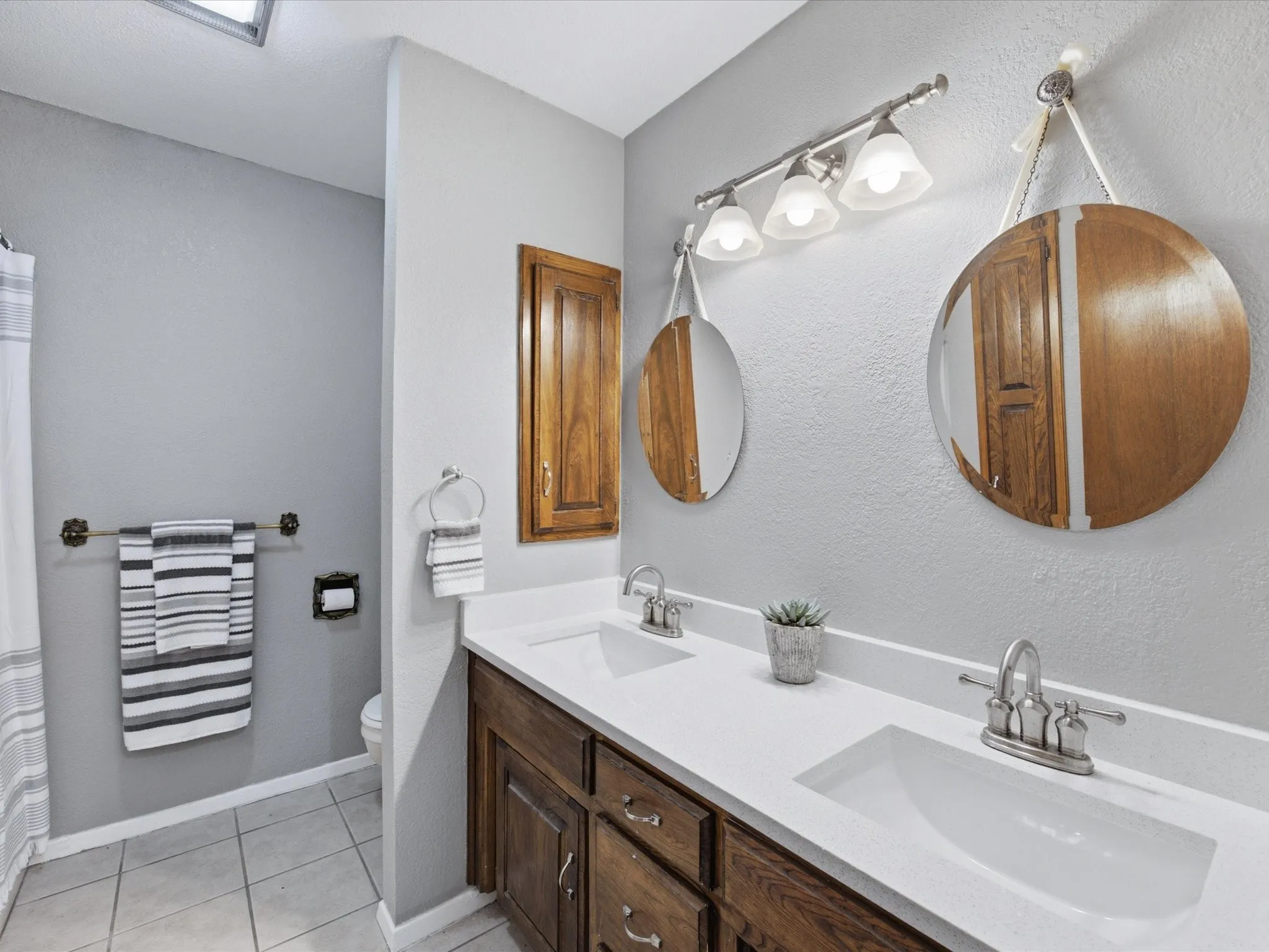 Single Family Residence For Sale in Hill County , 75 Delmore Drive, Hillsboro, Texas 76645, 3 Bedroom, 2 Bathroom, 2 Garage spaces, 1,341 Sqft, built in 1983, mls#21378588, Real Estate Agent in Hillsboro, Homes For Sale in Hill county, Homes For Sale in Hillsboro, Realtor in Hillsboro Texas, Real Estate Brokerage Independent Realty Texas, Luminita Cordes Realtor