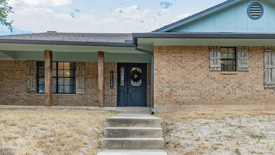 Single Family Residence For Sale in Hill County , 75 Delmore Drive, Hillsboro, Texas 76645, 3 Bedroom, 2 Bathroom, 2 Garage spaces, 1,341 Sqft, built in 1983, mls#21378588, Real Estate Agent in Hillsboro, Homes For Sale in Hill county, Homes For Sale in Hillsboro, Realtor in Hillsboro Texas, Real Estate Brokerage Independent Realty Texas, Luminita Cordes Realtor