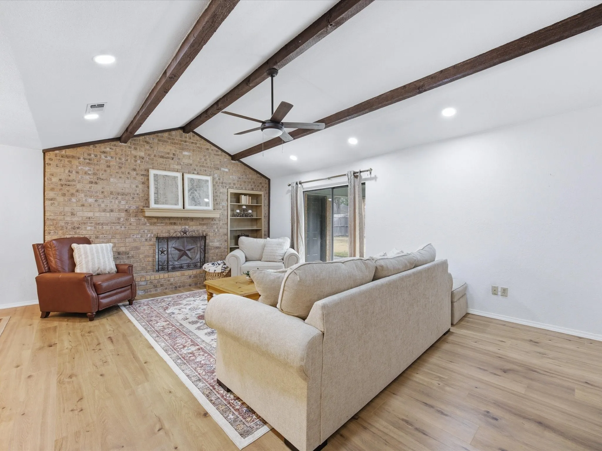 Single Family Residence For Sale in Hill County , 75 Delmore Drive, Hillsboro, Texas 76645, 3 Bedroom, 2 Bathroom, 2 Garage spaces, 1,341 Sqft, built in 1983, mls#21378588, Real Estate Agent in Hillsboro, Homes For Sale in Hill county, Homes For Sale in Hillsboro, Realtor in Hillsboro Texas, Real Estate Brokerage Independent Realty Texas, Luminita Cordes Realtor