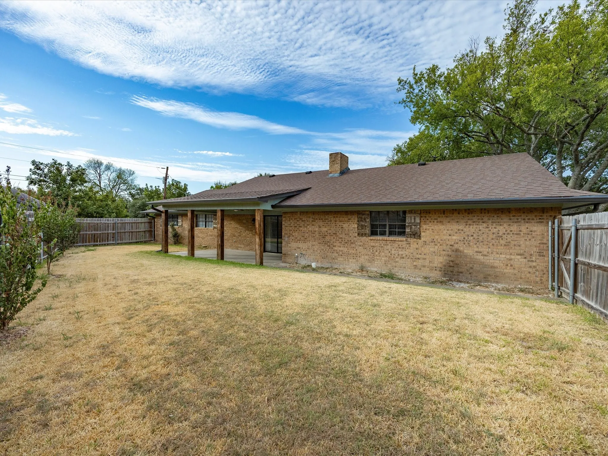 Single Family Residence For Sale in Hill County , 75 Delmore Drive, Hillsboro, Texas 76645, 3 Bedroom, 2 Bathroom, 2 Garage spaces, 1,341 Sqft, built in 1983, mls#21378588, Real Estate Agent in Hillsboro, Homes For Sale in Hill county, Homes For Sale in Hillsboro, Realtor in Hillsboro Texas, Real Estate Brokerage Independent Realty Texas, Luminita Cordes Realtor