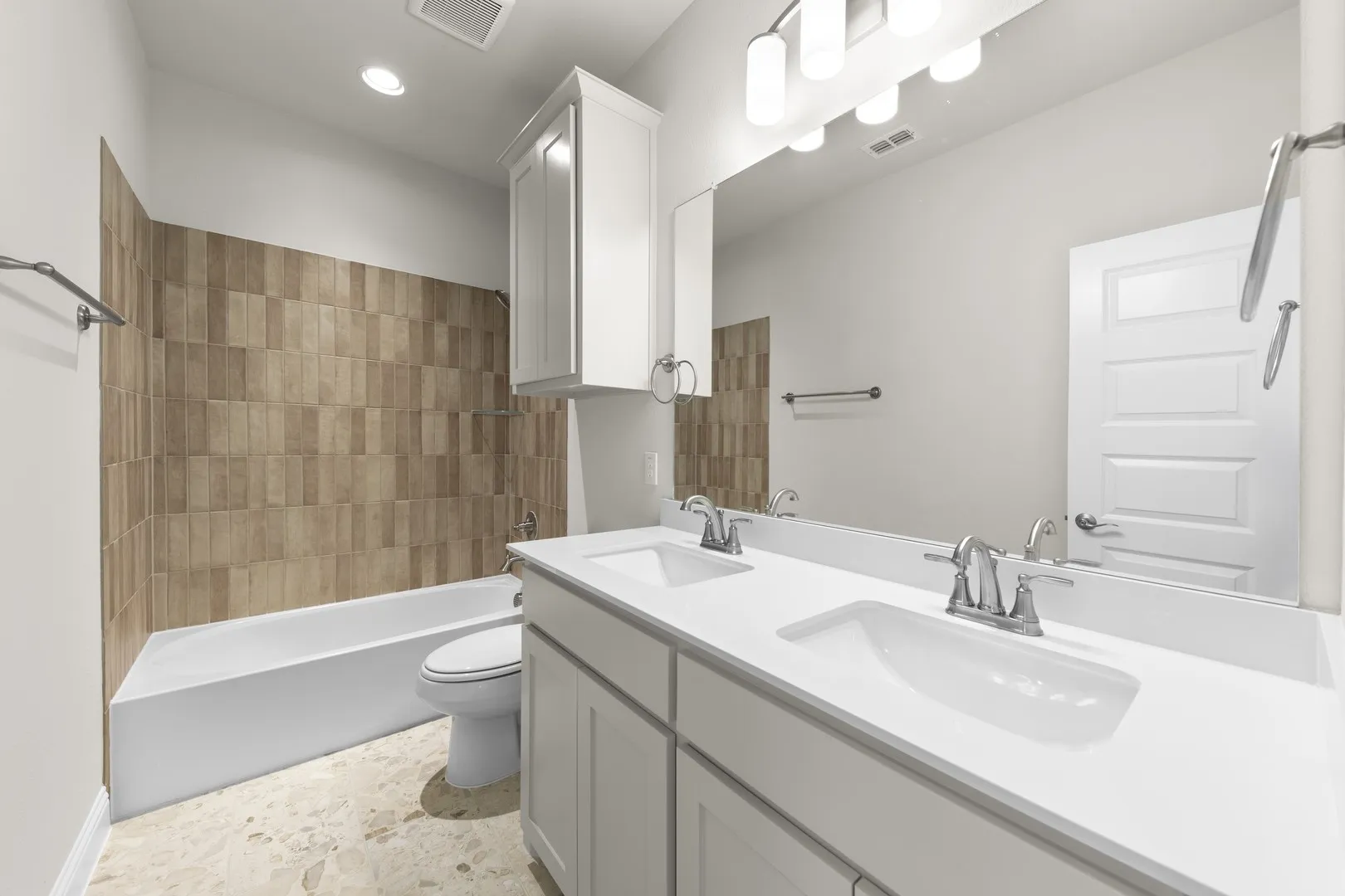 23. 708 Splendor - 2ND Bath