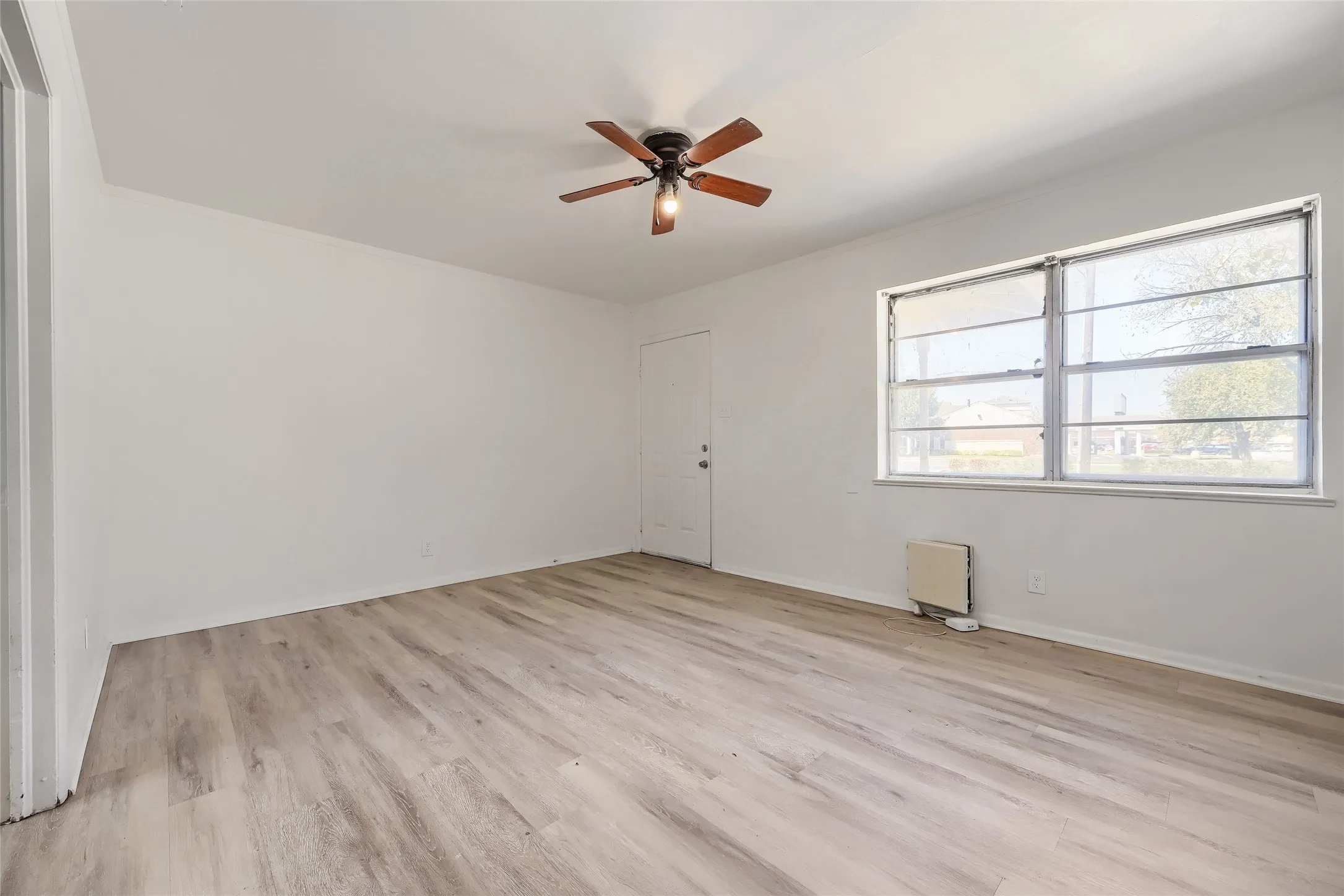 Single Family Residence For Sale in Denton County , 1007 Westway Street, Denton, Texas 76201, 3 Bedroom, 1 Bathroom, 1 Garage spaces, 965 Sqft, built in 1949, mls#21384386, Real Estate Agent in Denton, Homes For Sale in Denton county, Homes For Sale in Denton, Realtor in Denton Texas, Real Estate Brokerage Independent Realty Texas, Luminita Cordes Realtor