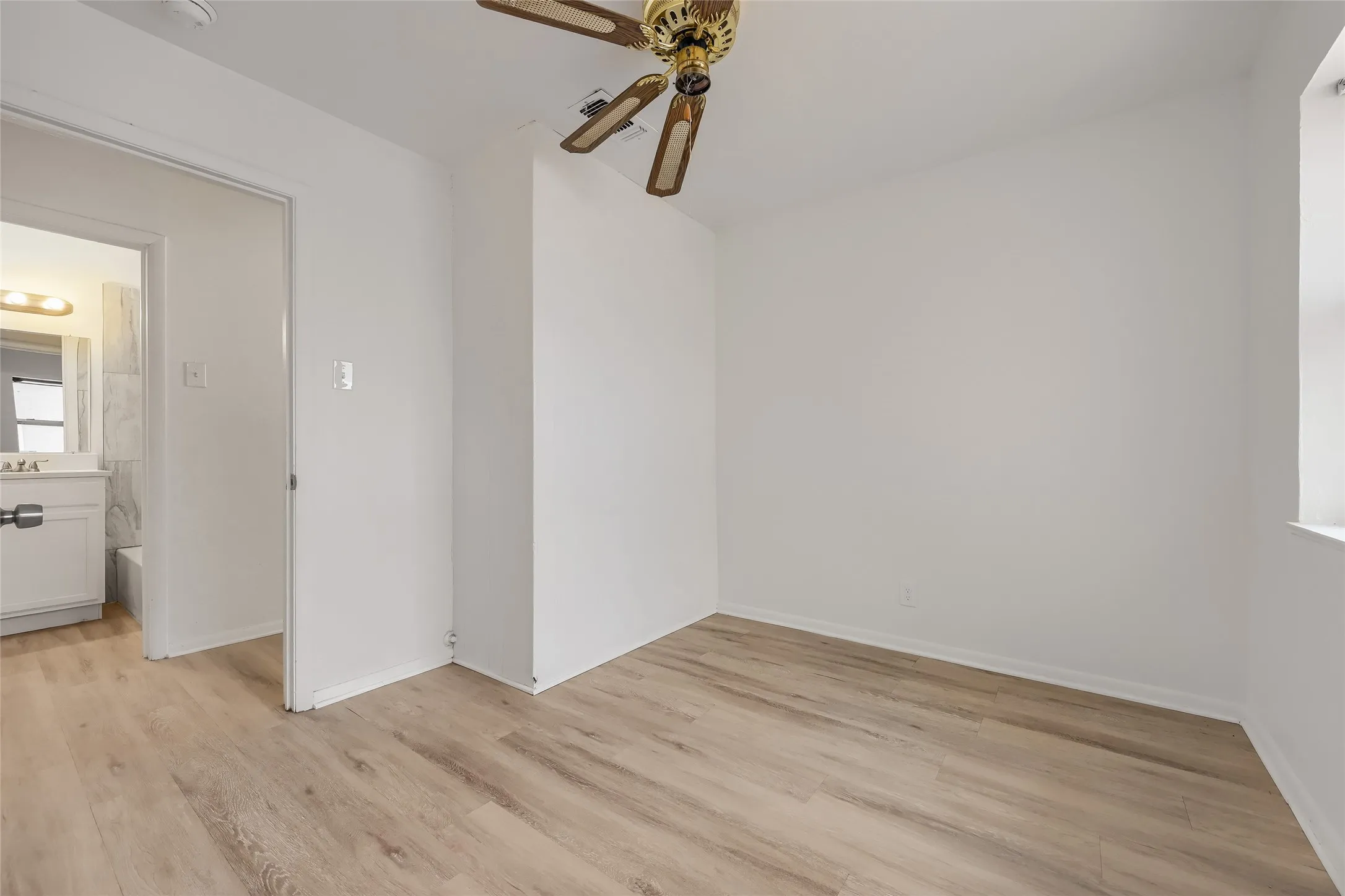 Single Family Residence For Sale in Denton County , 1007 Westway Street, Denton, Texas 76201, 3 Bedroom, 1 Bathroom, 1 Garage spaces, 965 Sqft, built in 1949, mls#21384386, Real Estate Agent in Denton, Homes For Sale in Denton county, Homes For Sale in Denton, Realtor in Denton Texas, Real Estate Brokerage Independent Realty Texas, Luminita Cordes Realtor