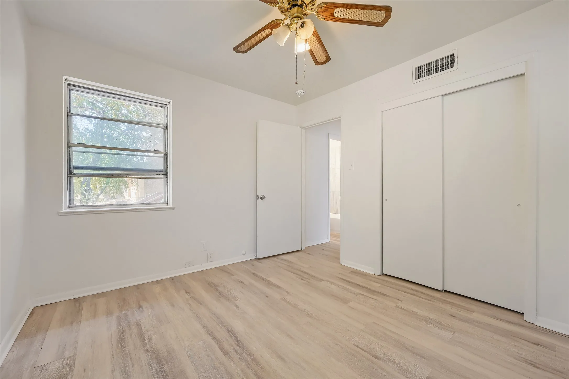 Single Family Residence For Sale in Denton County , 1007 Westway Street, Denton, Texas 76201, 3 Bedroom, 1 Bathroom, 1 Garage spaces, 965 Sqft, built in 1949, mls#21384386, Real Estate Agent in Denton, Homes For Sale in Denton county, Homes For Sale in Denton, Realtor in Denton Texas, Real Estate Brokerage Independent Realty Texas, Luminita Cordes Realtor