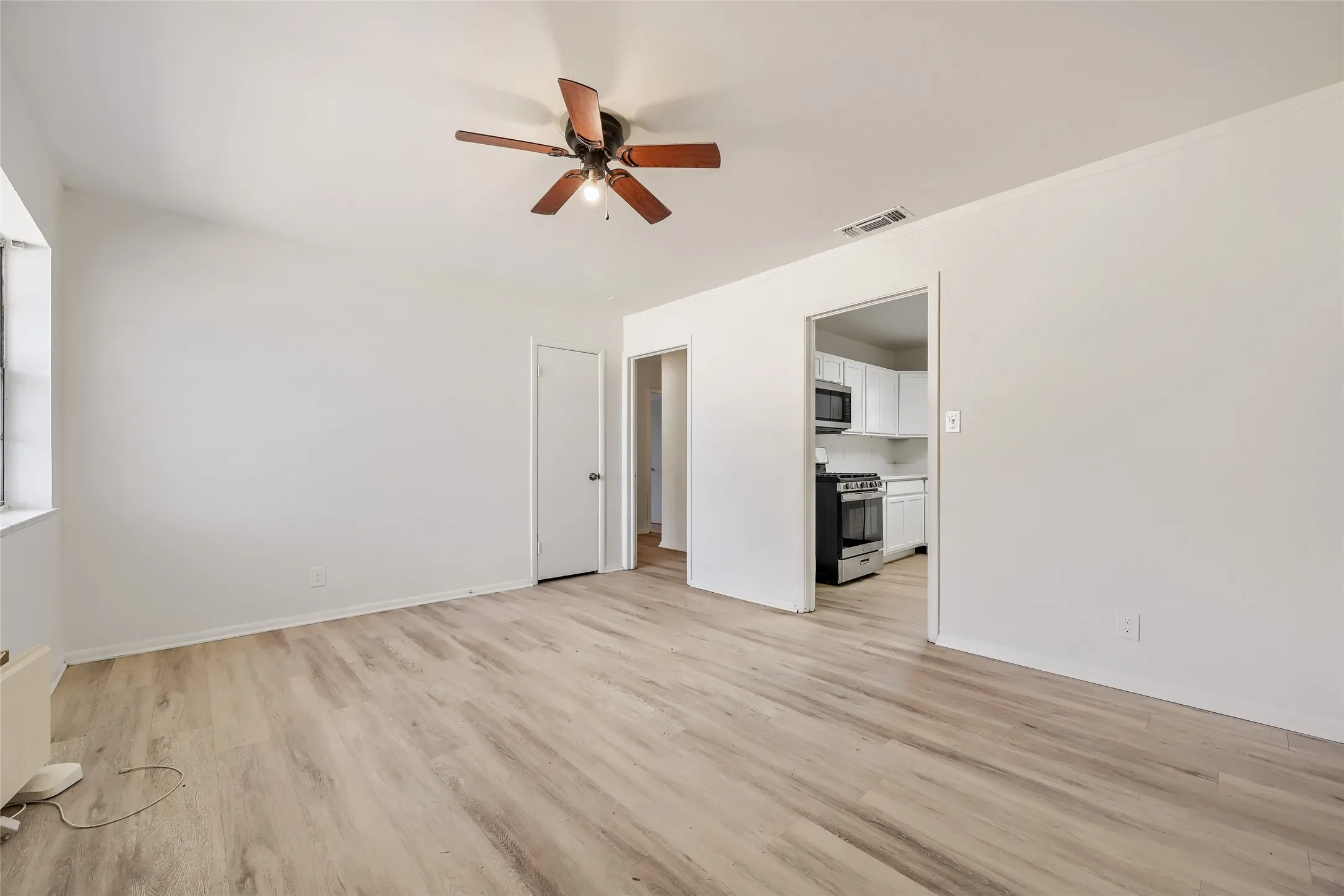 Single Family Residence For Sale in Denton County , 1007 Westway Street, Denton, Texas 76201, 3 Bedroom, 1 Bathroom, 1 Garage spaces, 965 Sqft, built in 1949, mls#21384386, Real Estate Agent in Denton, Homes For Sale in Denton county, Homes For Sale in Denton, Realtor in Denton Texas, Real Estate Brokerage Independent Realty Texas, Luminita Cordes Realtor