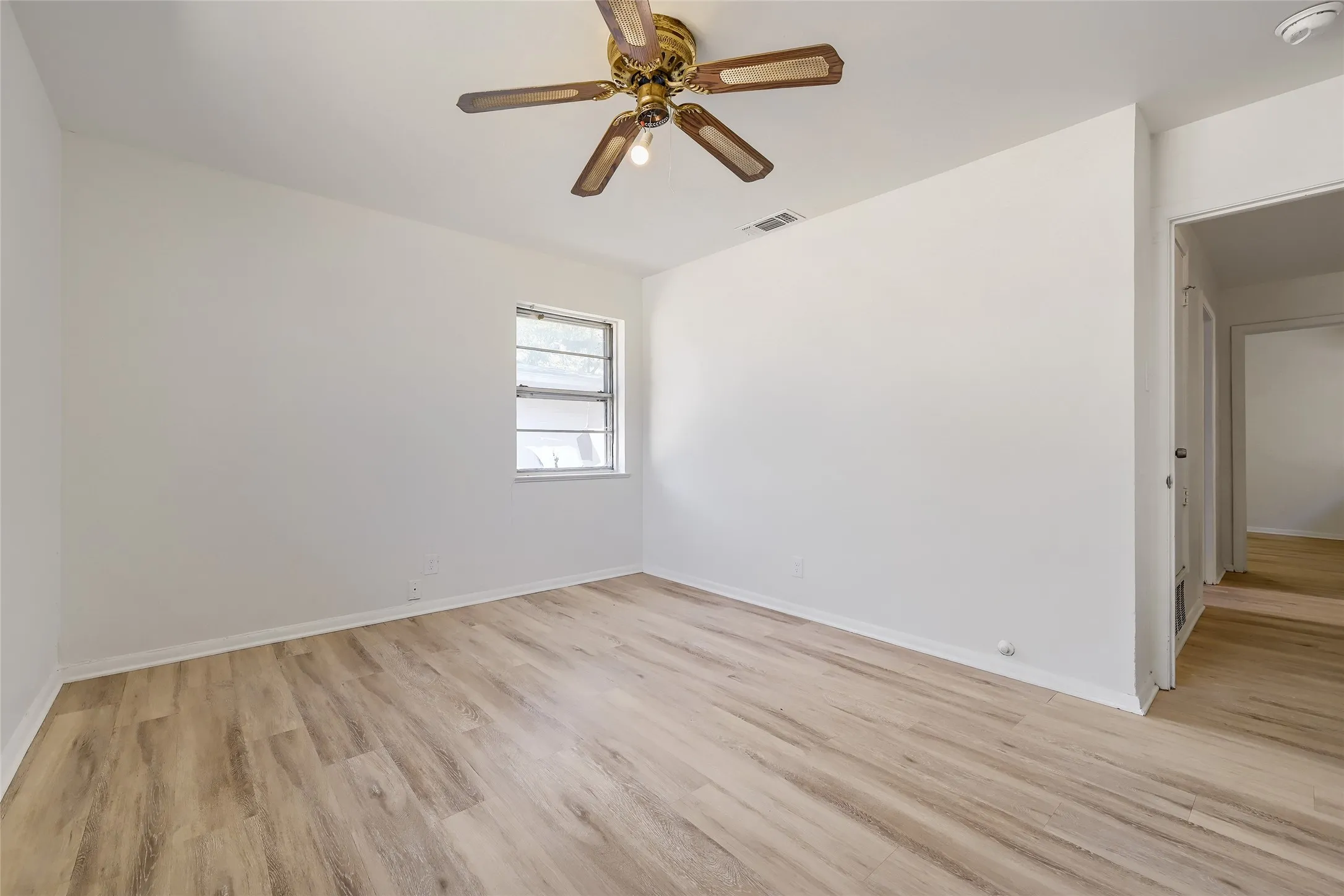 Single Family Residence For Sale in Denton County , 1007 Westway Street, Denton, Texas 76201, 3 Bedroom, 1 Bathroom, 1 Garage spaces, 965 Sqft, built in 1949, mls#21384386, Real Estate Agent in Denton, Homes For Sale in Denton county, Homes For Sale in Denton, Realtor in Denton Texas, Real Estate Brokerage Independent Realty Texas, Luminita Cordes Realtor