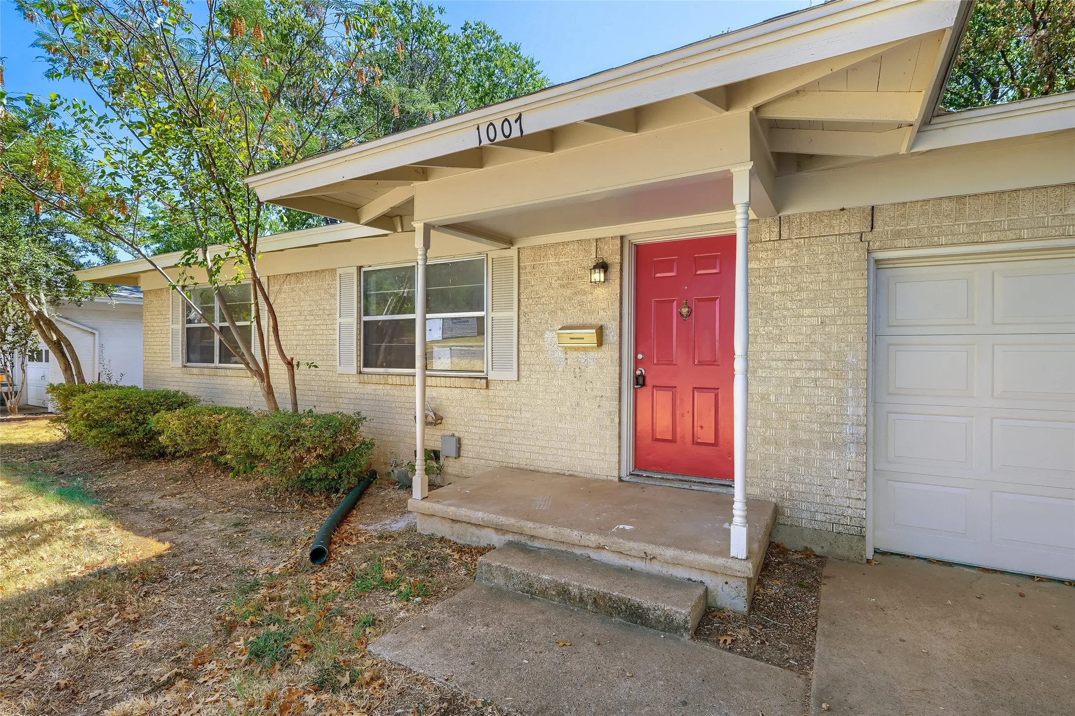Single Family Residence For Sale in Denton County , 1007 Westway Street, Denton, Texas 76201, 3 Bedroom, 1 Bathroom, 1 Garage spaces, 965 Sqft, built in 1949, mls#21384386, Real Estate Agent in Denton, Homes For Sale in Denton county, Homes For Sale in Denton, Realtor in Denton Texas, Real Estate Brokerage Independent Realty Texas, Luminita Cordes Realtor