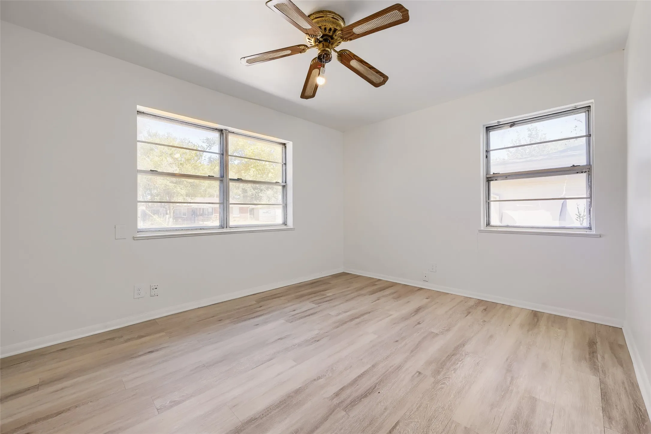 Single Family Residence For Sale in Denton County , 1007 Westway Street, Denton, Texas 76201, 3 Bedroom, 1 Bathroom, 1 Garage spaces, 965 Sqft, built in 1949, mls#21384386, Real Estate Agent in Denton, Homes For Sale in Denton county, Homes For Sale in Denton, Realtor in Denton Texas, Real Estate Brokerage Independent Realty Texas, Luminita Cordes Realtor