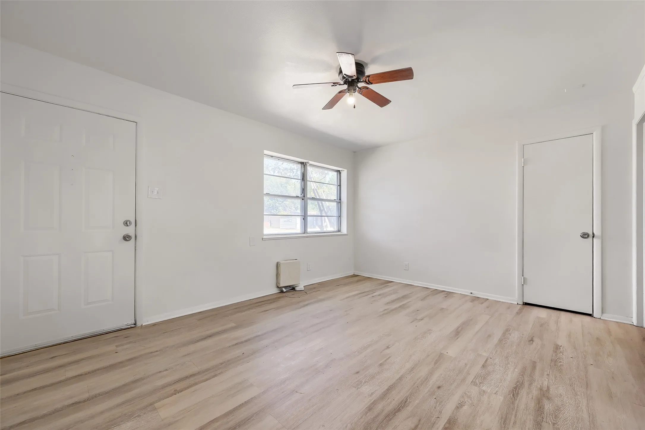 Single Family Residence For Sale in Denton County , 1007 Westway Street, Denton, Texas 76201, 3 Bedroom, 1 Bathroom, 1 Garage spaces, 965 Sqft, built in 1949, mls#21384386, Real Estate Agent in Denton, Homes For Sale in Denton county, Homes For Sale in Denton, Realtor in Denton Texas, Real Estate Brokerage Independent Realty Texas, Luminita Cordes Realtor