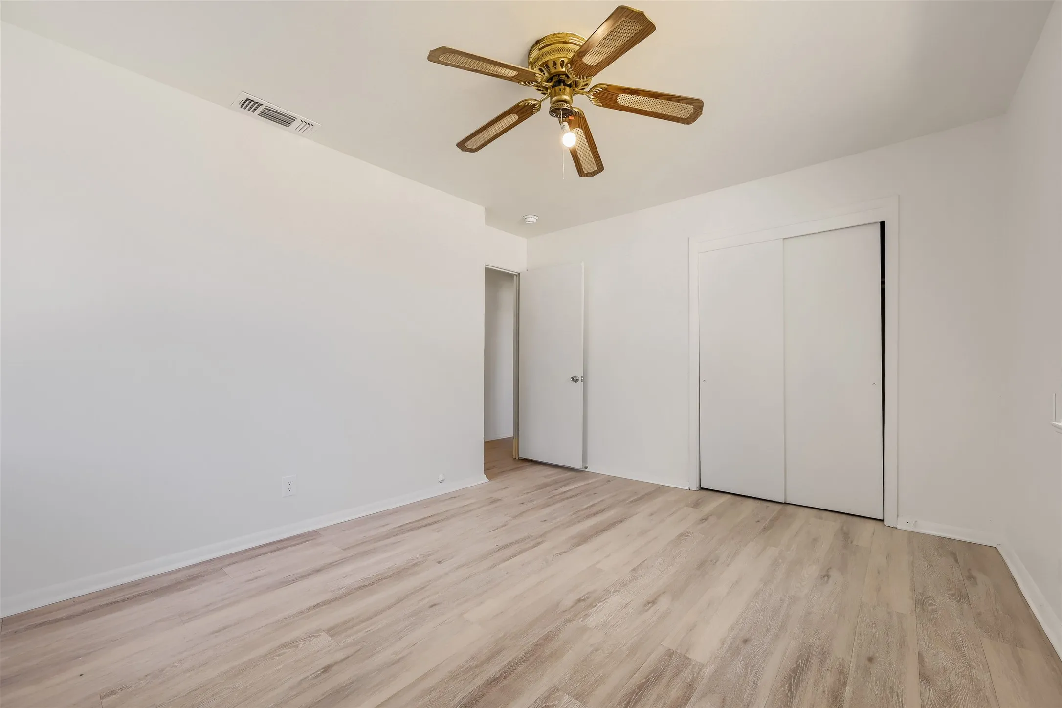 Single Family Residence For Sale in Denton County , 1007 Westway Street, Denton, Texas 76201, 3 Bedroom, 1 Bathroom, 1 Garage spaces, 965 Sqft, built in 1949, mls#21384386, Real Estate Agent in Denton, Homes For Sale in Denton county, Homes For Sale in Denton, Realtor in Denton Texas, Real Estate Brokerage Independent Realty Texas, Luminita Cordes Realtor