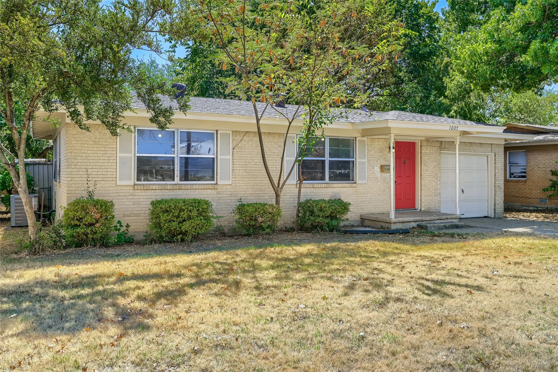 Single Family Residence For Sale in Denton County , 1007 Westway Street, Denton, Texas 76201, 3 Bedroom, 1 Bathroom, 1 Garage spaces, 965 Sqft, built in 1949, mls#21384386, Real Estate Agent in Denton, Homes For Sale in Denton county, Homes For Sale in Denton, Realtor in Denton Texas, Real Estate Brokerage Independent Realty Texas, Luminita Cordes Realtor