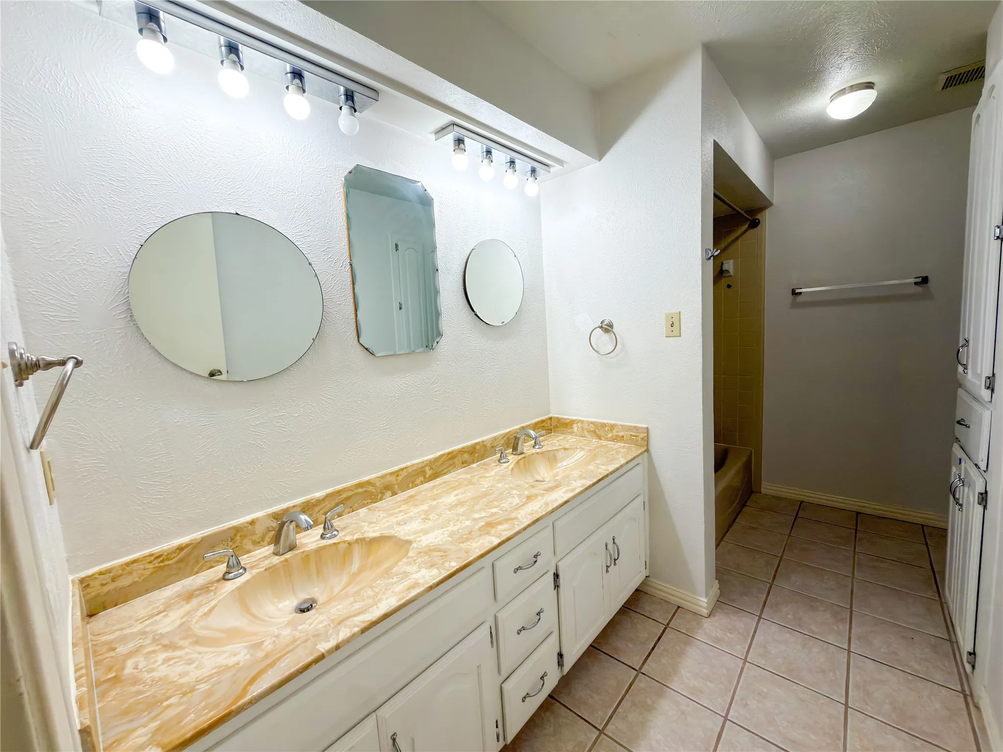 Single Family Residence For Rent in Dallas County , 520 Sumac Place, De Soto, Texas 75115, 3 Bedroom, 2 Bathroom, 2 Garage spaces, 2,067 Sqft, built in 1984, mls#21385938, Real Estate Agent in De Soto, Homes For Rent in Dallas county, Homes For Rent in De Soto, Realtor in De Soto Texas, Real Estate Brokerage Independent Realty Texas, Luminita Cordes Realtor