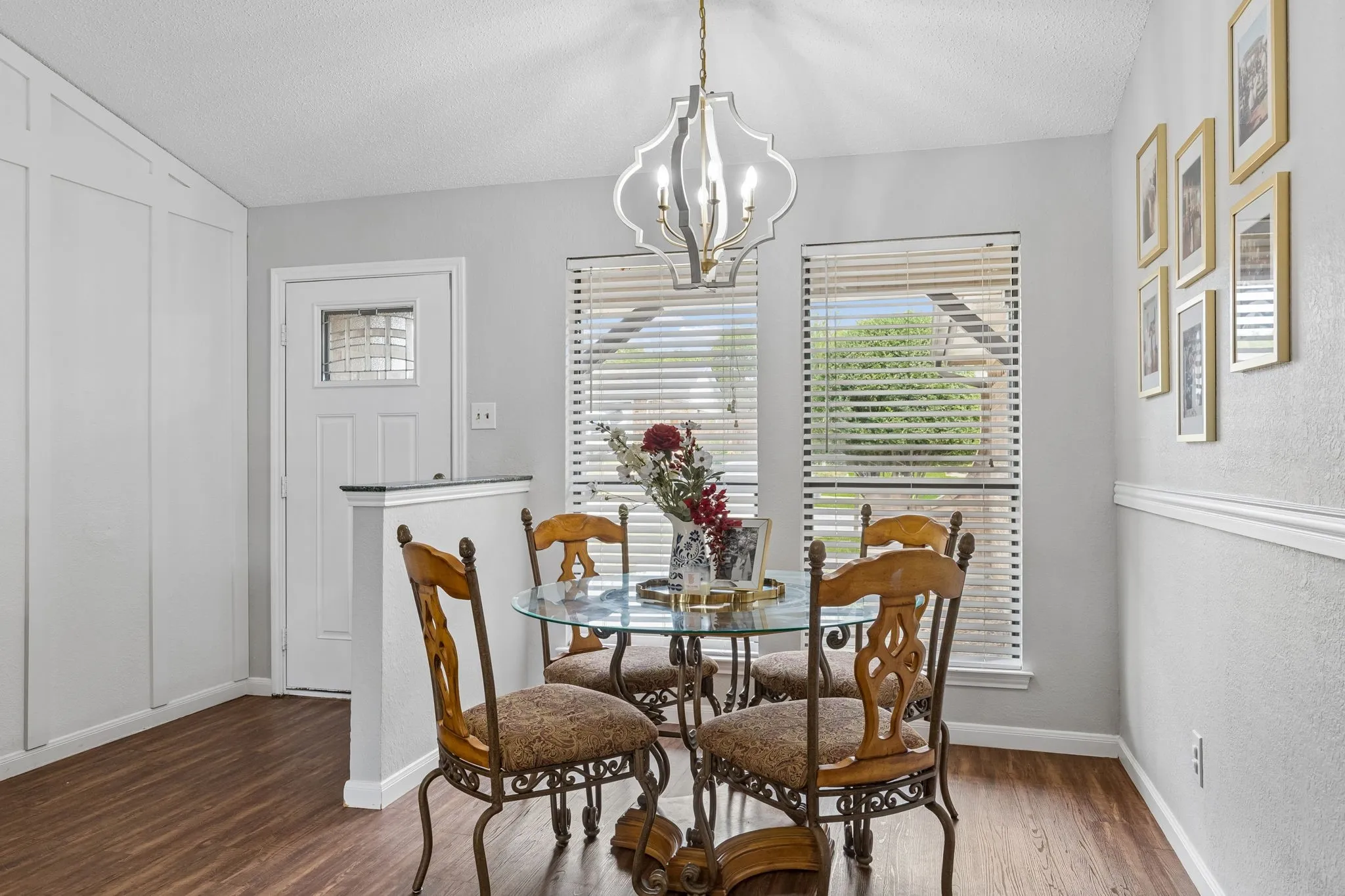 Dining area off the entry way and kitchen