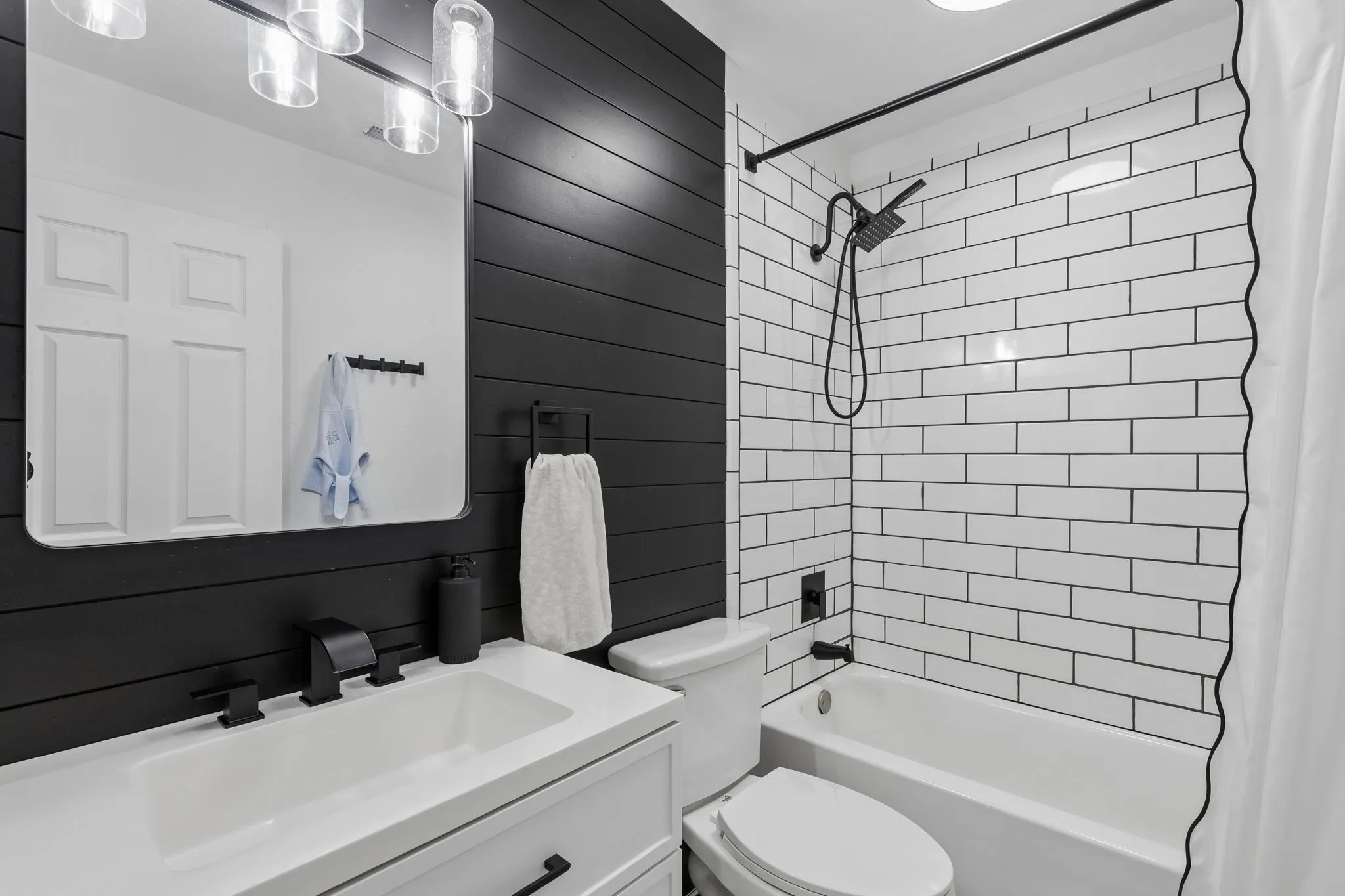 Fully remodeled guest bathroom located in-between guest bedrooms