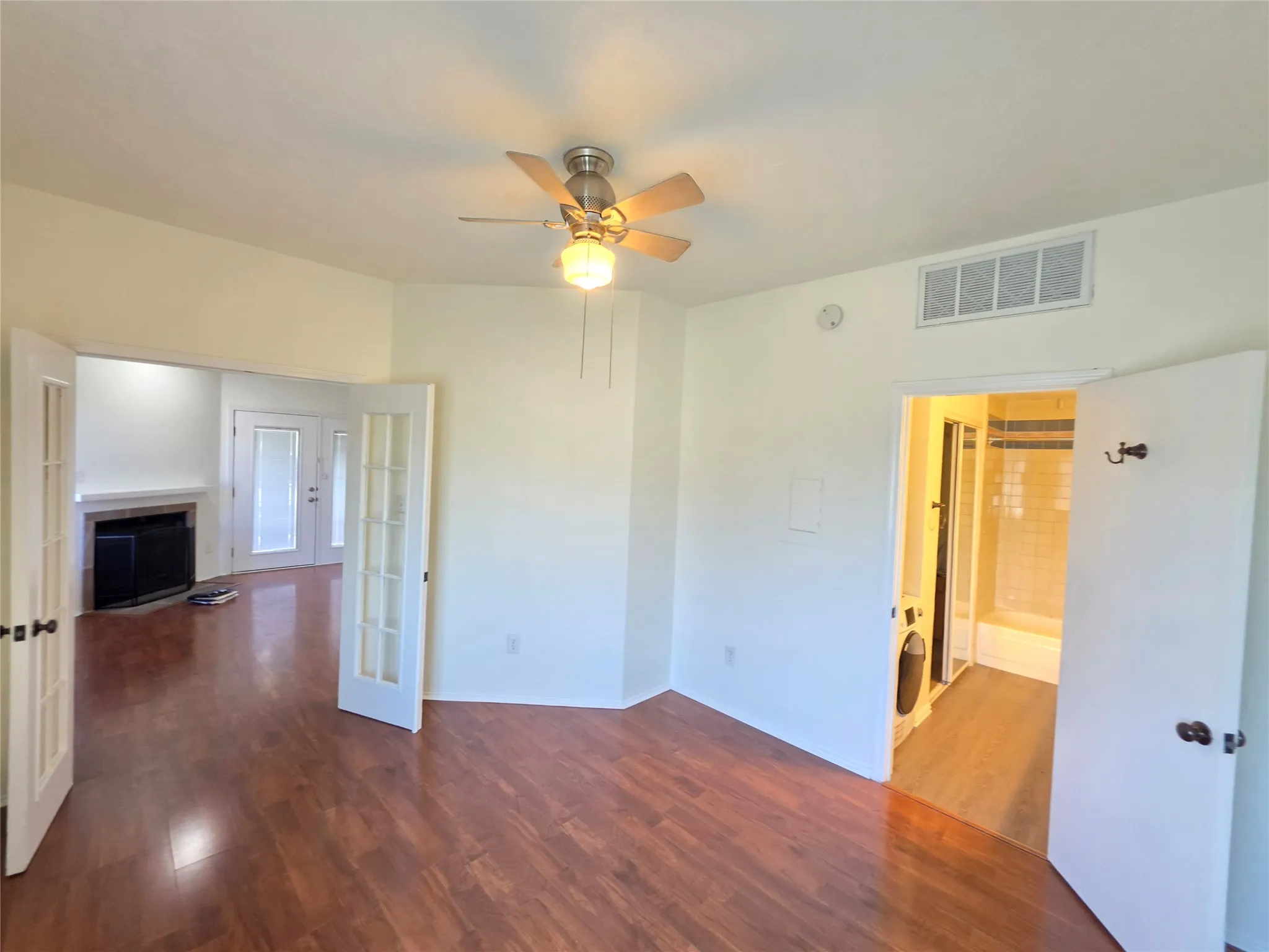 Condominium For Rent in Tarrant County , 3117 Sondra Drive 103, Fort Worth, Texas 76107, 1 Bedroom, 1 Bathroom, Garage spaces, 573 Sqft, built in 1983, mls#21385452, Real Estate Agent in Fort Worth, Homes For Rent in Tarrant county, Homes For Rent in Fort Worth, Realtor in Fort Worth Texas, Real Estate Brokerage Independent Realty Texas, Luminita Cordes Realtor