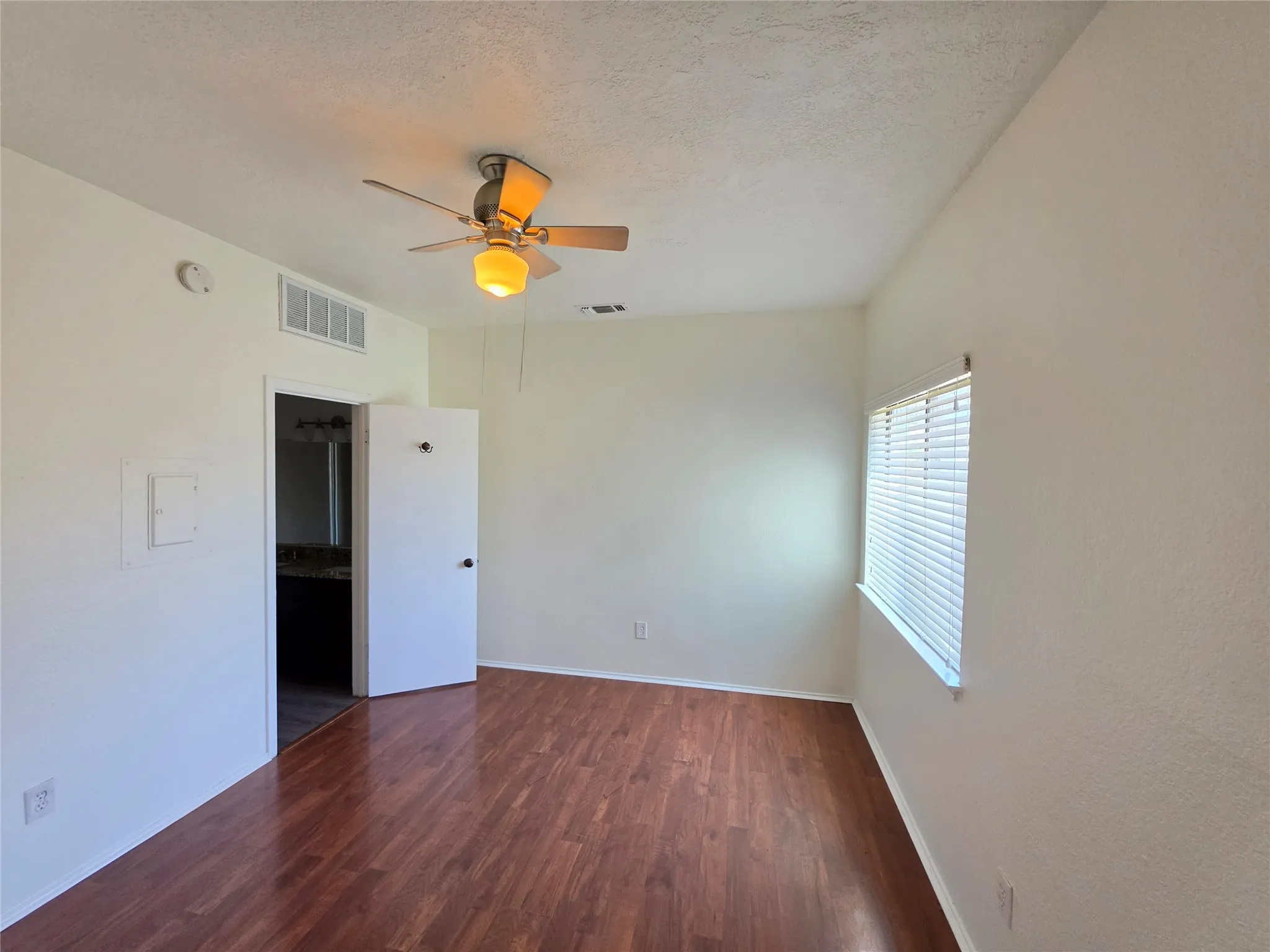 Condominium For Rent in Tarrant County , 3117 Sondra Drive 103, Fort Worth, Texas 76107, 1 Bedroom, 1 Bathroom, Garage spaces, 573 Sqft, built in 1983, mls#21385452, Real Estate Agent in Fort Worth, Homes For Rent in Tarrant county, Homes For Rent in Fort Worth, Realtor in Fort Worth Texas, Real Estate Brokerage Independent Realty Texas, Luminita Cordes Realtor