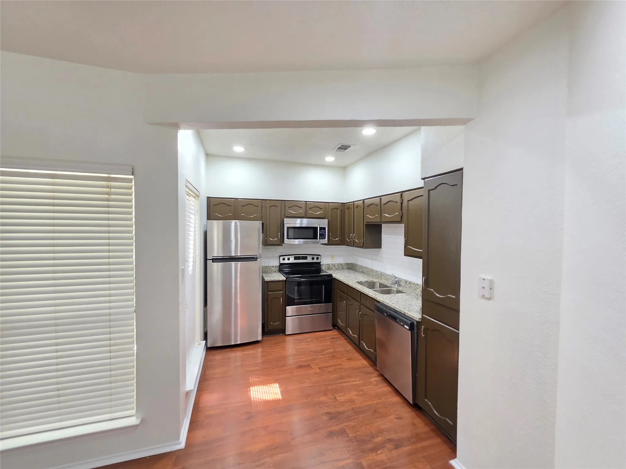Condominium For Rent in Tarrant County , 3117 Sondra Drive 103, Fort Worth, Texas 76107, 1 Bedroom, 1 Bathroom, Garage spaces, 573 Sqft, built in 1983, mls#21385452, Real Estate Agent in Fort Worth, Homes For Rent in Tarrant county, Homes For Rent in Fort Worth, Realtor in Fort Worth Texas, Real Estate Brokerage Independent Realty Texas, Luminita Cordes Realtor