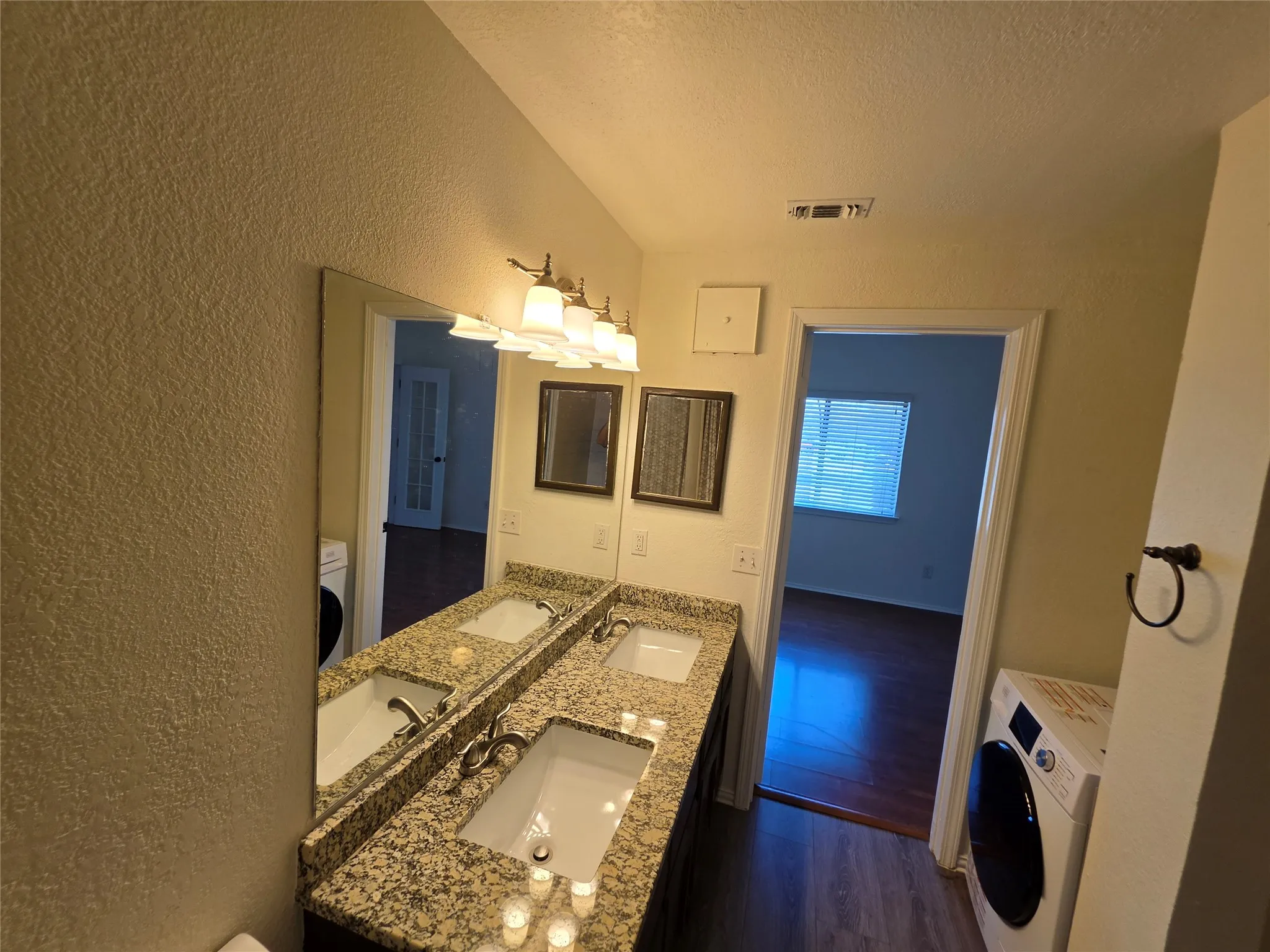 Condominium For Rent in Tarrant County , 3117 Sondra Drive 103, Fort Worth, Texas 76107, 1 Bedroom, 1 Bathroom, Garage spaces, 573 Sqft, built in 1983, mls#21385452, Real Estate Agent in Fort Worth, Homes For Rent in Tarrant county, Homes For Rent in Fort Worth, Realtor in Fort Worth Texas, Real Estate Brokerage Independent Realty Texas, Luminita Cordes Realtor