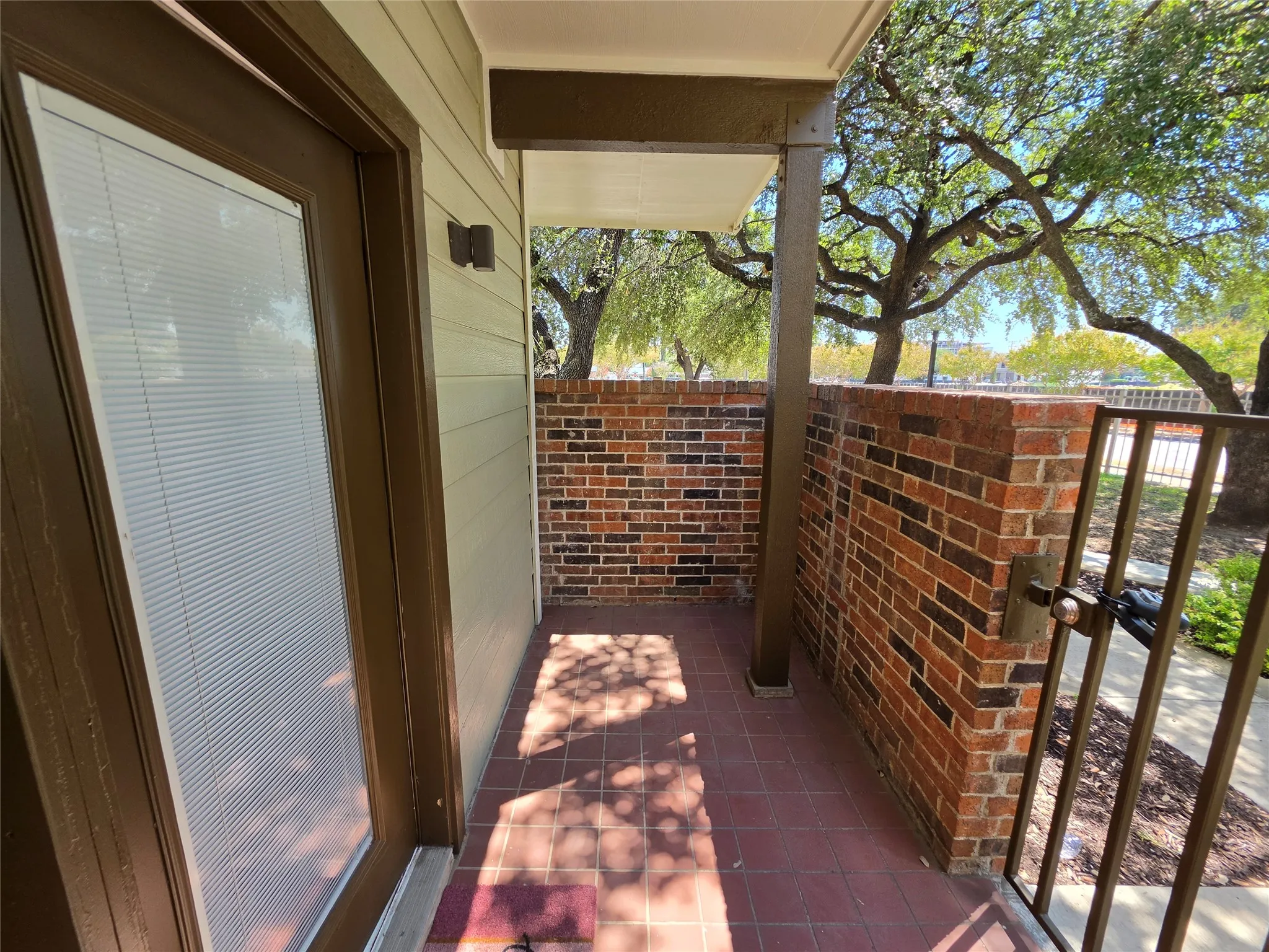 Condominium For Rent in Tarrant County , 3117 Sondra Drive 103, Fort Worth, Texas 76107, 1 Bedroom, 1 Bathroom, Garage spaces, 573 Sqft, built in 1983, mls#21385452, Real Estate Agent in Fort Worth, Homes For Rent in Tarrant county, Homes For Rent in Fort Worth, Realtor in Fort Worth Texas, Real Estate Brokerage Independent Realty Texas, Luminita Cordes Realtor