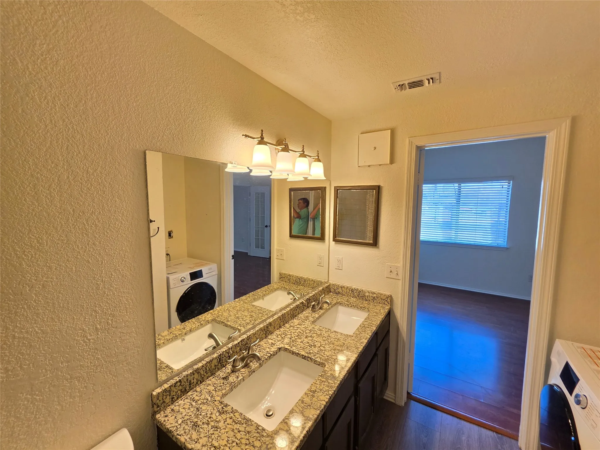 Condominium For Rent in Tarrant County , 3117 Sondra Drive 103, Fort Worth, Texas 76107, 1 Bedroom, 1 Bathroom, Garage spaces, 573 Sqft, built in 1983, mls#21385452, Real Estate Agent in Fort Worth, Homes For Rent in Tarrant county, Homes For Rent in Fort Worth, Realtor in Fort Worth Texas, Real Estate Brokerage Independent Realty Texas, Luminita Cordes Realtor