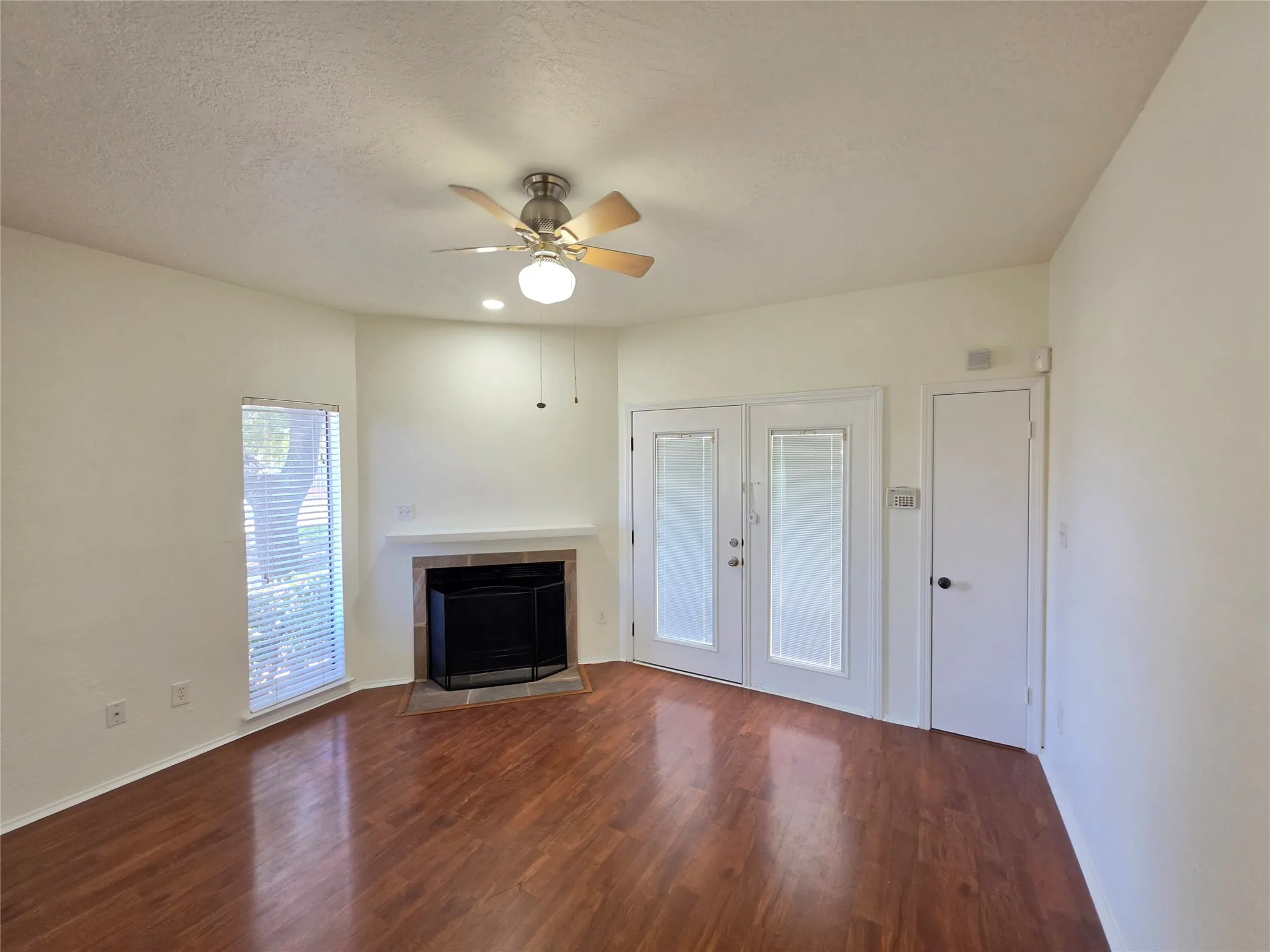 Condominium For Rent in Tarrant County , 3117 Sondra Drive 103, Fort Worth, Texas 76107, 1 Bedroom, 1 Bathroom, Garage spaces, 573 Sqft, built in 1983, mls#21385452, Real Estate Agent in Fort Worth, Homes For Rent in Tarrant county, Homes For Rent in Fort Worth, Realtor in Fort Worth Texas, Real Estate Brokerage Independent Realty Texas, Luminita Cordes Realtor