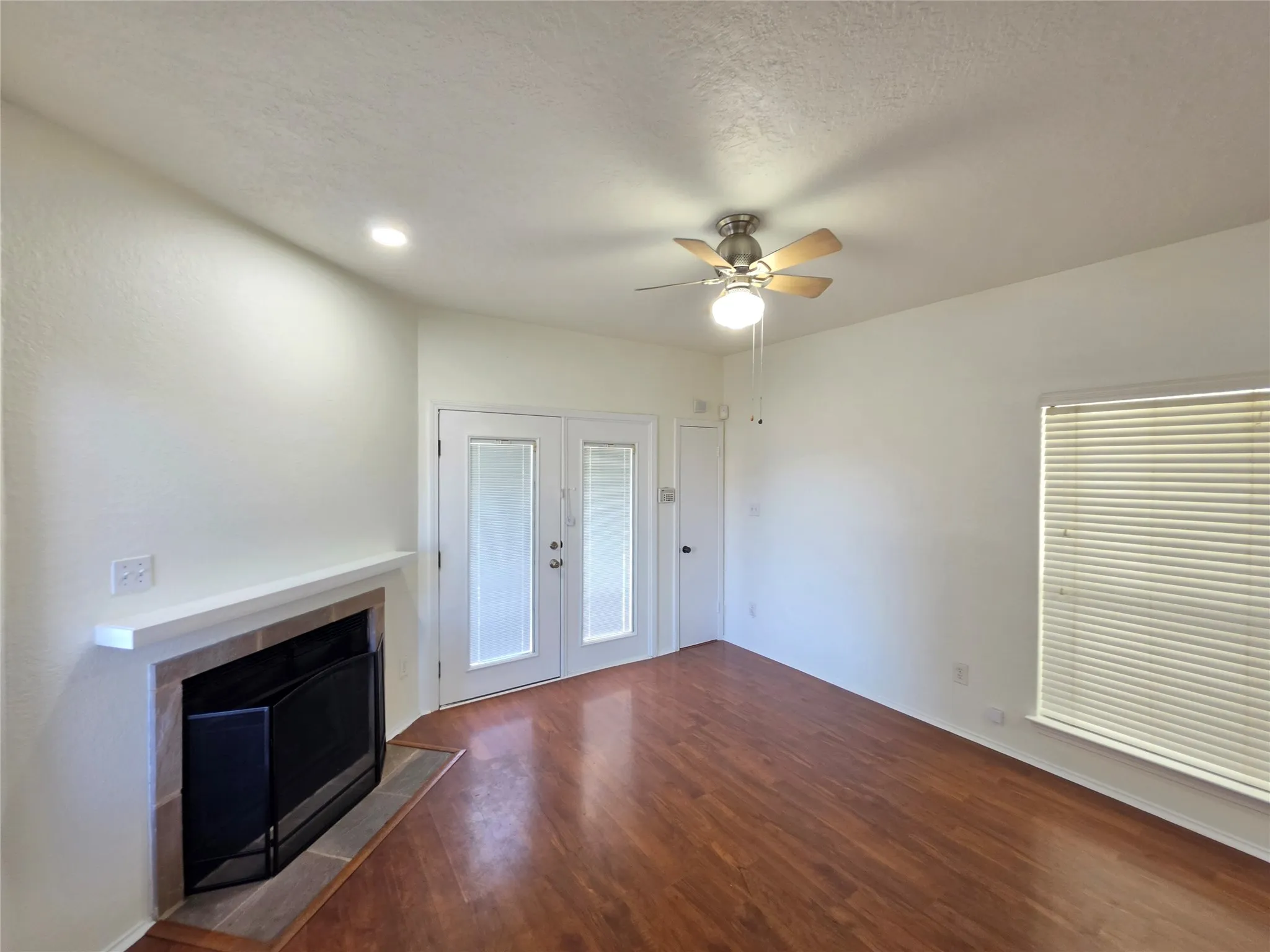 Condominium For Rent in Tarrant County , 3117 Sondra Drive 103, Fort Worth, Texas 76107, 1 Bedroom, 1 Bathroom, Garage spaces, 573 Sqft, built in 1983, mls#21385452, Real Estate Agent in Fort Worth, Homes For Rent in Tarrant county, Homes For Rent in Fort Worth, Realtor in Fort Worth Texas, Real Estate Brokerage Independent Realty Texas, Luminita Cordes Realtor