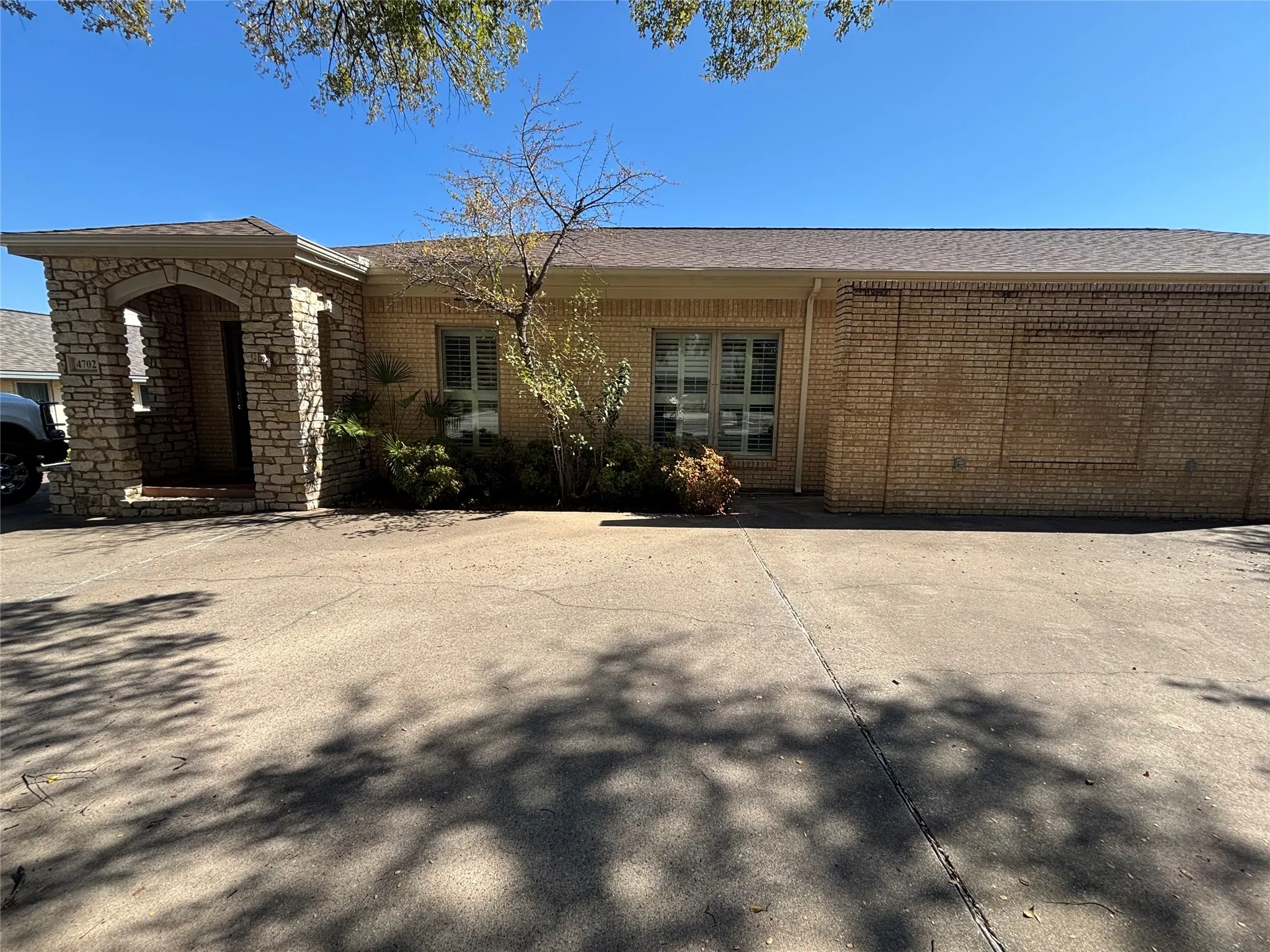 Duplex For Rent in Tarrant County , 4702 Ranch View Road, Fort Worth, Texas 76109, 3 Bedroom, 3 Bathroom, Garage spaces, 2,573 Sqft, built in 1970, mls#21385848, Real Estate Agent in Fort Worth, Homes For Rent in Tarrant county, Homes For Rent in Fort Worth, Realtor in Fort Worth Texas, Real Estate Brokerage Independent Realty Texas, Luminita Cordes Realtor