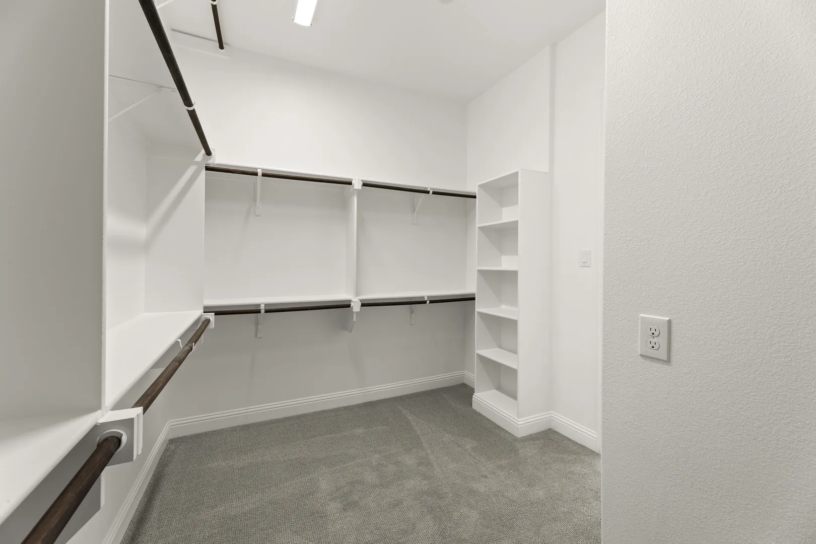 19. 2704 Emerald Shallows - Closet