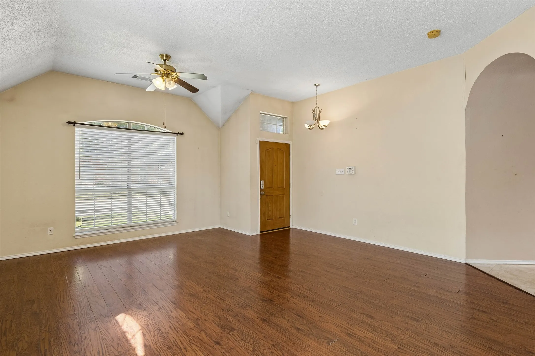 Single Family Residence For Sale in Collin County , 728 Lauren Way, Allen, Texas 75002, 4 Bedroom, 2 Bathroom, 2 Garage spaces, 2,083 Sqft, built in 1995, mls#21385936, Real Estate Agent in Allen, Homes For Sale in Collin county, Homes For Sale in Allen, Realtor in Allen Texas, Real Estate Brokerage Independent Realty Texas, Luminita Cordes Realtor