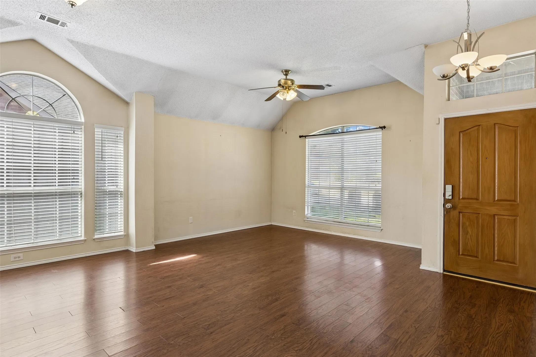 Single Family Residence For Sale in Collin County , 728 Lauren Way, Allen, Texas 75002, 4 Bedroom, 2 Bathroom, 2 Garage spaces, 2,083 Sqft, built in 1995, mls#21385936, Real Estate Agent in Allen, Homes For Sale in Collin county, Homes For Sale in Allen, Realtor in Allen Texas, Real Estate Brokerage Independent Realty Texas, Luminita Cordes Realtor