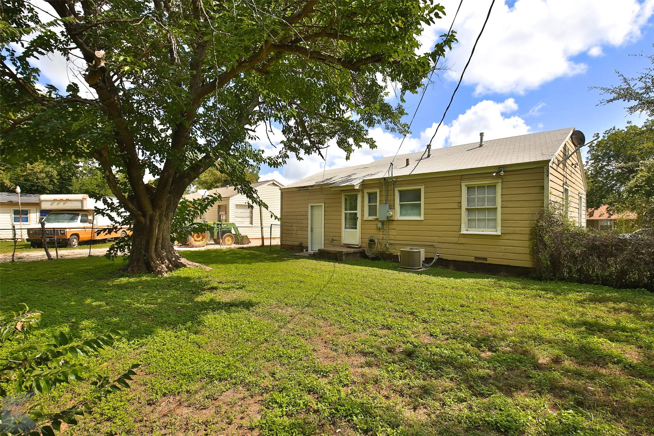 Single Family Residence For Rent in Taylor County , 2310 Meander Street, Abilene, Texas 79602, 3 Bedroom, 1 Bathroom, Garage spaces, 981 Sqft, built in 1949, mls#21385754, Real Estate Agent in Abilene, Homes For Rent in Taylor county, Homes For Rent in Abilene, Realtor in Abilene Texas, Real Estate Brokerage Independent Realty Texas, Luminita Cordes Realtor