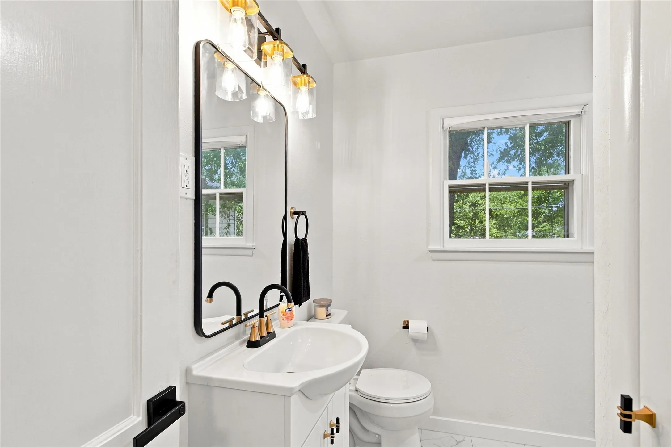 Single Family Residence For Sale in Tarrant County , 2716 Frazier Avenue, Fort Worth, Texas 76110, 3 Bedroom, 2 Bathroom, 1 Garage spaces, 1,322 Sqft, built in 1950, mls#21385952, Real Estate Agent in Fort Worth, Homes For Sale in Tarrant county, Homes For Sale in Fort Worth, Realtor in Fort Worth Texas, Real Estate Brokerage Independent Realty Texas, Luminita Cordes Realtor