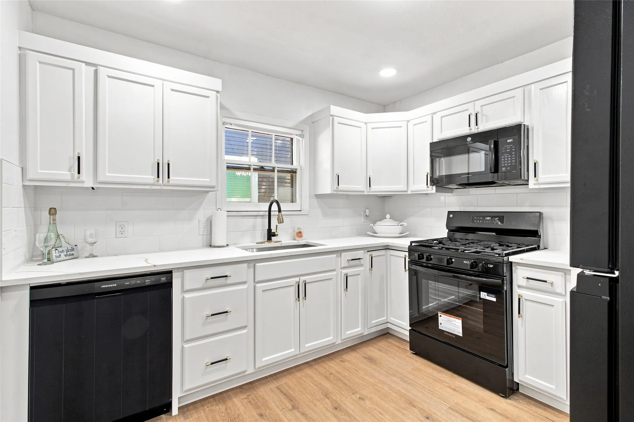 Single Family Residence For Sale in Tarrant County , 2716 Frazier Avenue, Fort Worth, Texas 76110, 3 Bedroom, 2 Bathroom, 1 Garage spaces, 1,322 Sqft, built in 1950, mls#21385952, Real Estate Agent in Fort Worth, Homes For Sale in Tarrant county, Homes For Sale in Fort Worth, Realtor in Fort Worth Texas, Real Estate Brokerage Independent Realty Texas, Luminita Cordes Realtor