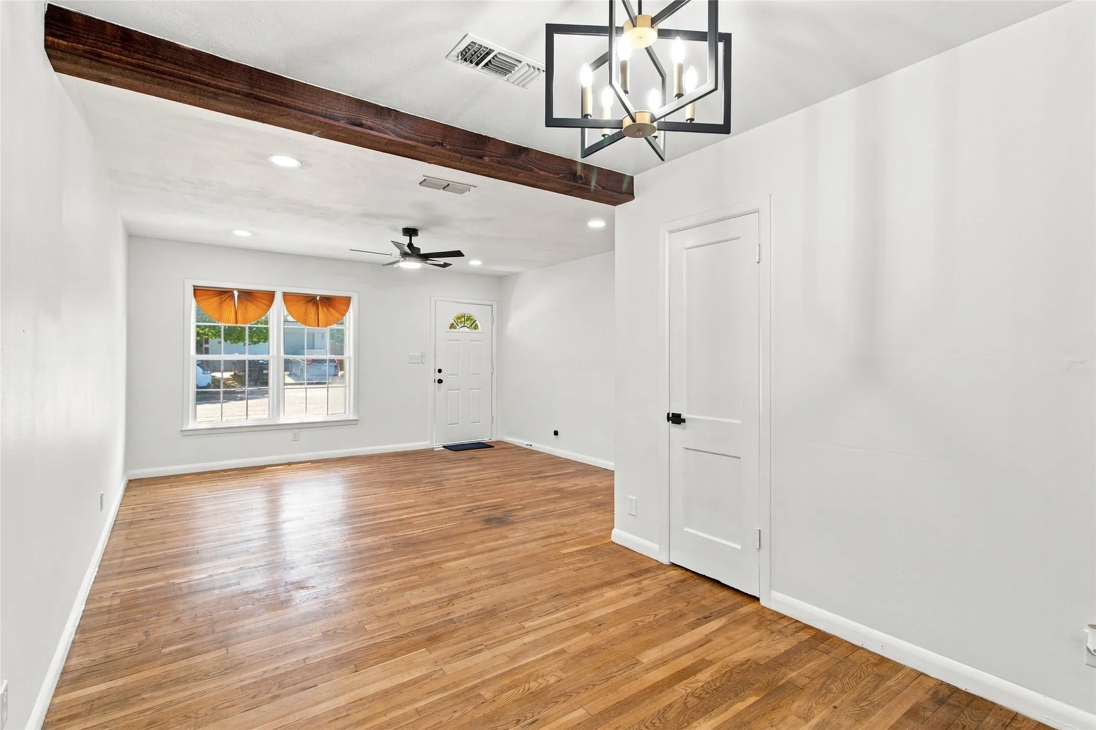 Single Family Residence For Sale in Tarrant County , 2716 Frazier Avenue, Fort Worth, Texas 76110, 3 Bedroom, 2 Bathroom, 1 Garage spaces, 1,322 Sqft, built in 1950, mls#21385952, Real Estate Agent in Fort Worth, Homes For Sale in Tarrant county, Homes For Sale in Fort Worth, Realtor in Fort Worth Texas, Real Estate Brokerage Independent Realty Texas, Luminita Cordes Realtor