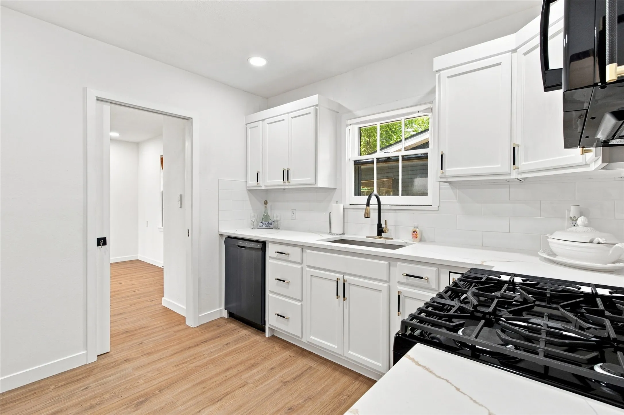 Single Family Residence For Sale in Tarrant County , 2716 Frazier Avenue, Fort Worth, Texas 76110, 3 Bedroom, 2 Bathroom, 1 Garage spaces, 1,322 Sqft, built in 1950, mls#21385952, Real Estate Agent in Fort Worth, Homes For Sale in Tarrant county, Homes For Sale in Fort Worth, Realtor in Fort Worth Texas, Real Estate Brokerage Independent Realty Texas, Luminita Cordes Realtor