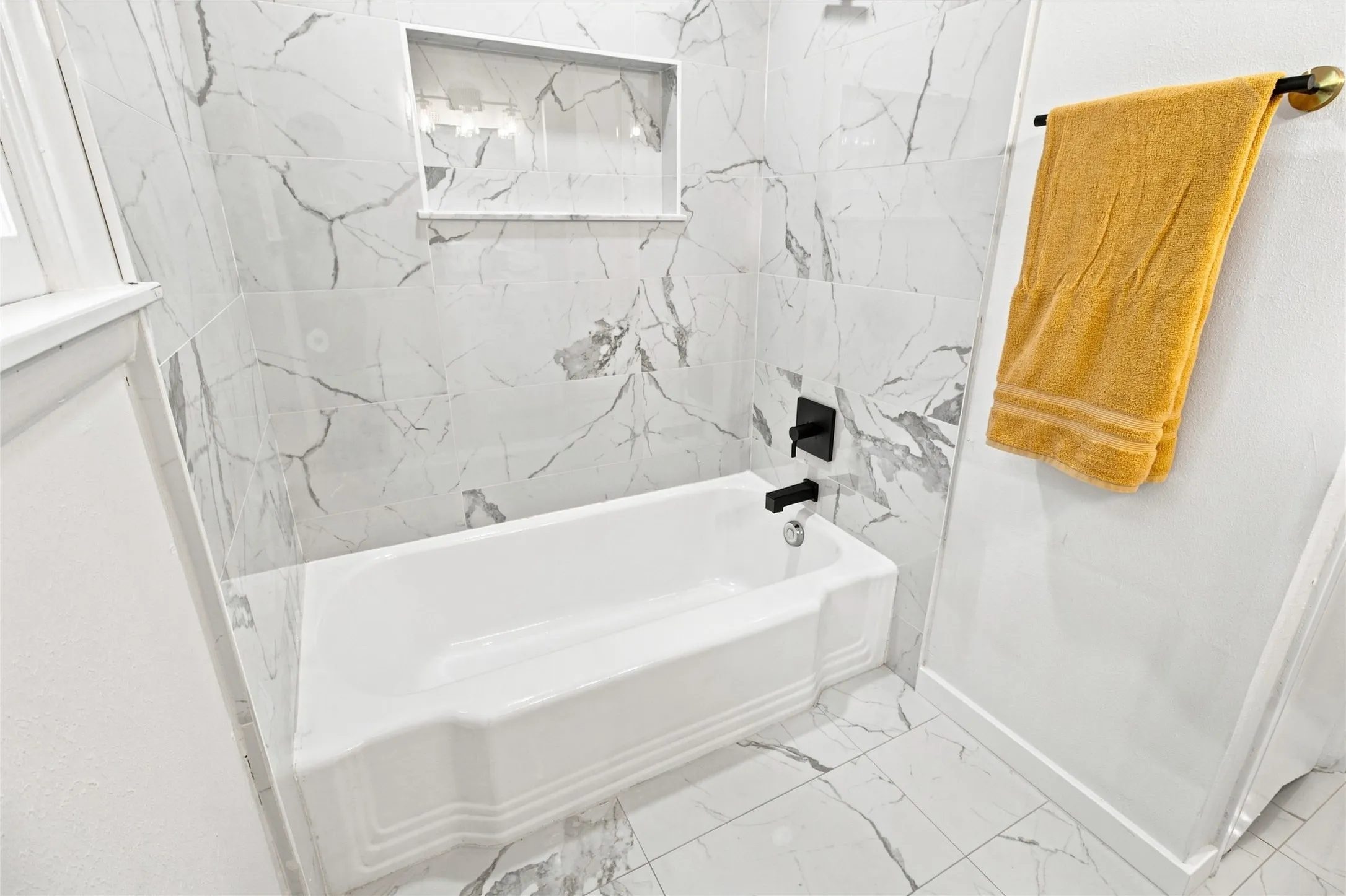 Single Family Residence For Sale in Tarrant County , 2716 Frazier Avenue, Fort Worth, Texas 76110, 3 Bedroom, 2 Bathroom, 1 Garage spaces, 1,322 Sqft, built in 1950, mls#21385952, Real Estate Agent in Fort Worth, Homes For Sale in Tarrant county, Homes For Sale in Fort Worth, Realtor in Fort Worth Texas, Real Estate Brokerage Independent Realty Texas, Luminita Cordes Realtor