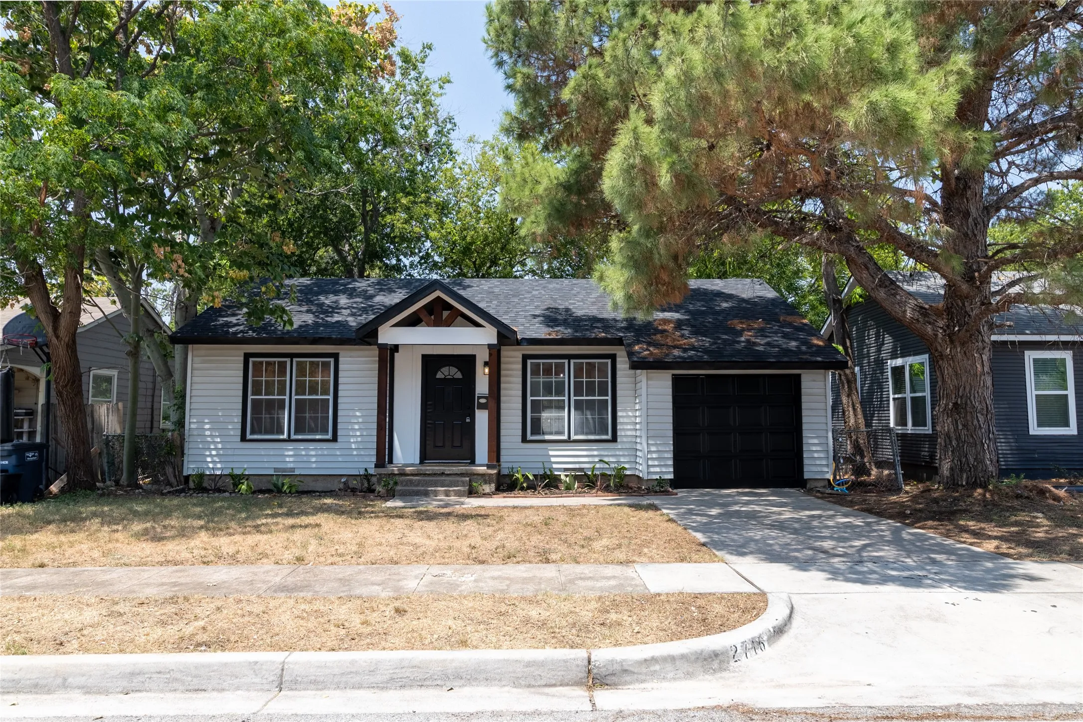 Single Family Residence For Sale in Tarrant County , 2716 Frazier Avenue, Fort Worth, Texas 76110, 3 Bedroom, 2 Bathroom, 1 Garage spaces, 1,322 Sqft, built in 1950, mls#21385952, Real Estate Agent in Fort Worth, Homes For Sale in Tarrant county, Homes For Sale in Fort Worth, Realtor in Fort Worth Texas, Real Estate Brokerage Independent Realty Texas, Luminita Cordes Realtor