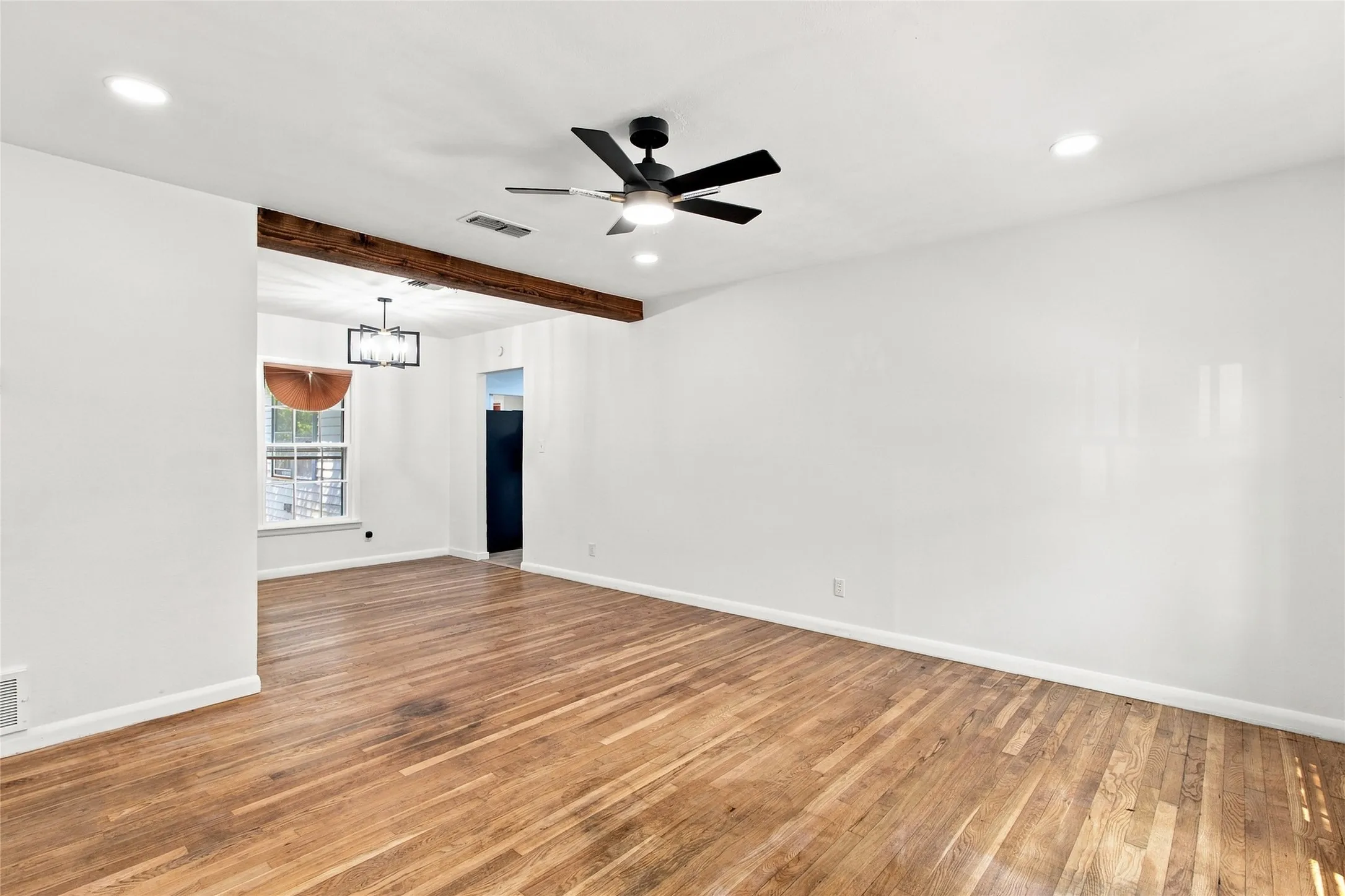 Single Family Residence For Sale in Tarrant County , 2716 Frazier Avenue, Fort Worth, Texas 76110, 3 Bedroom, 2 Bathroom, 1 Garage spaces, 1,322 Sqft, built in 1950, mls#21385952, Real Estate Agent in Fort Worth, Homes For Sale in Tarrant county, Homes For Sale in Fort Worth, Realtor in Fort Worth Texas, Real Estate Brokerage Independent Realty Texas, Luminita Cordes Realtor