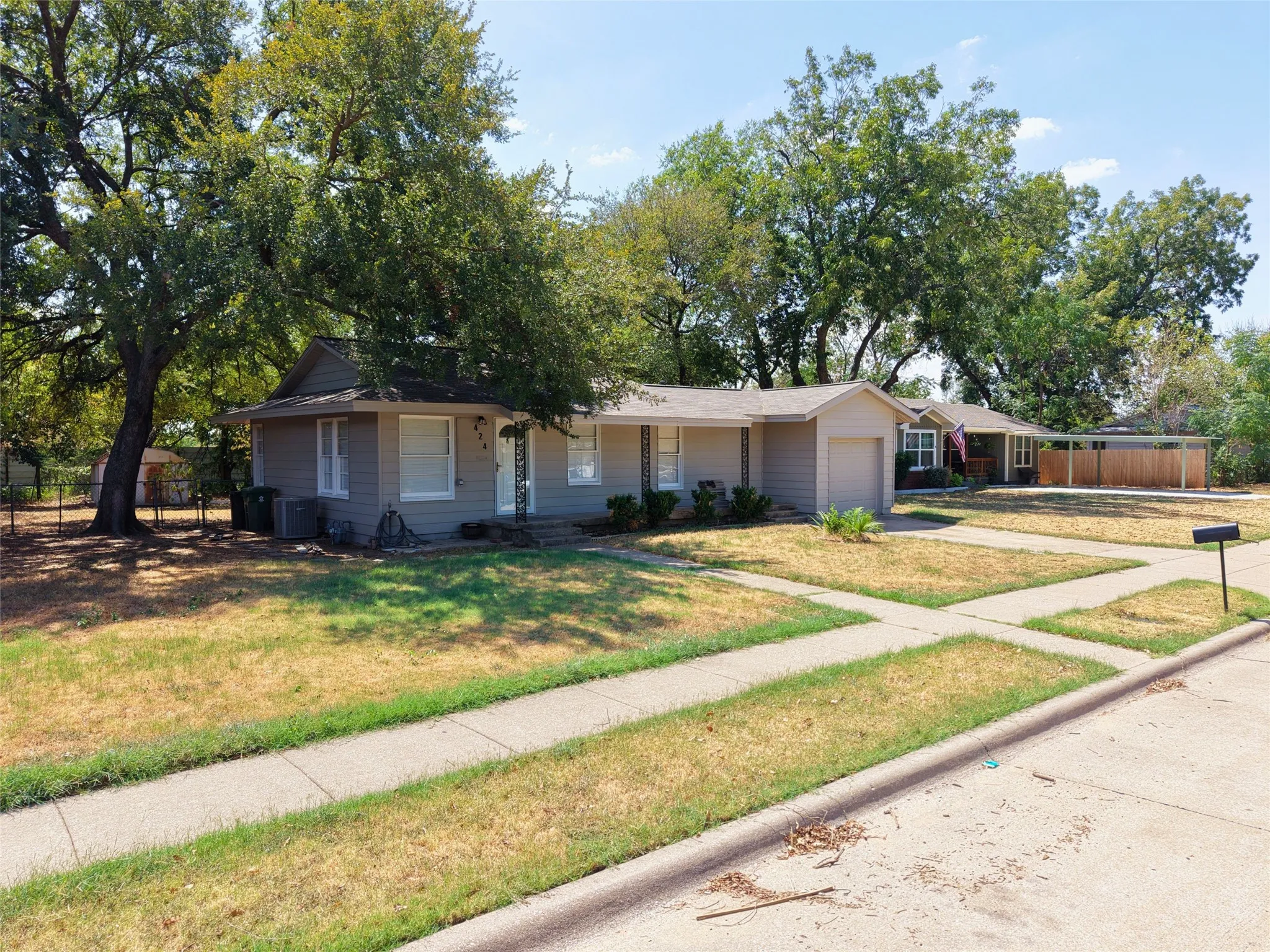 Single Family Residence For Sale in Tarrant County , 424 E Ellen Avenue, Hurst, Texas 76053, 3 Bedroom, 3 Bathroom, Garage spaces, 1,069 Sqft, built in 1955, mls#21380543, Real Estate Agent in Hurst, Homes For Sale in Tarrant county, Homes For Sale in Hurst, Realtor in Hurst Texas, Real Estate Brokerage Independent Realty Texas, Luminita Cordes Realtor