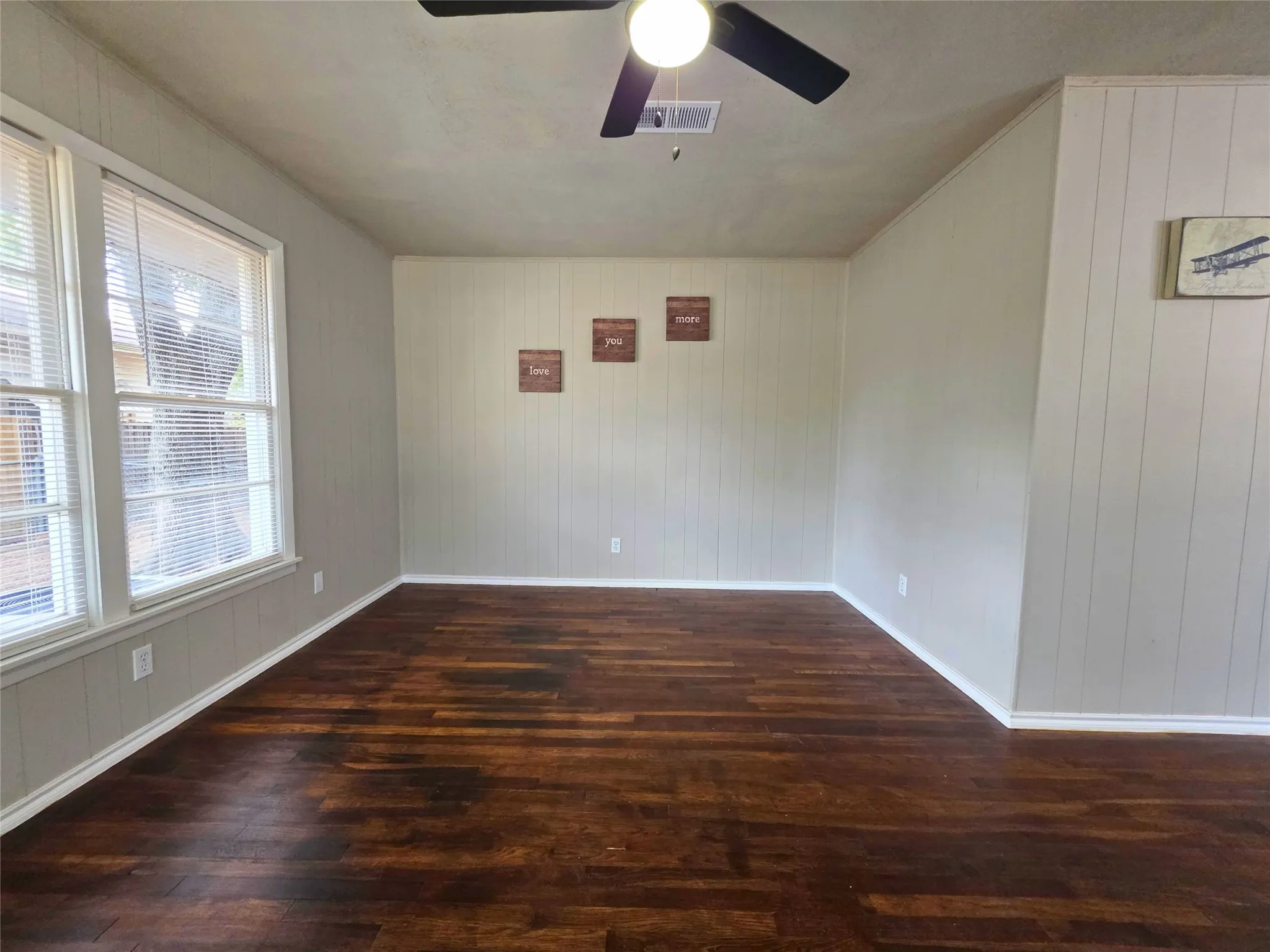 Single Family Residence For Sale in Tarrant County , 424 E Ellen Avenue, Hurst, Texas 76053, 3 Bedroom, 3 Bathroom, Garage spaces, 1,069 Sqft, built in 1955, mls#21380543, Real Estate Agent in Hurst, Homes For Sale in Tarrant county, Homes For Sale in Hurst, Realtor in Hurst Texas, Real Estate Brokerage Independent Realty Texas, Luminita Cordes Realtor