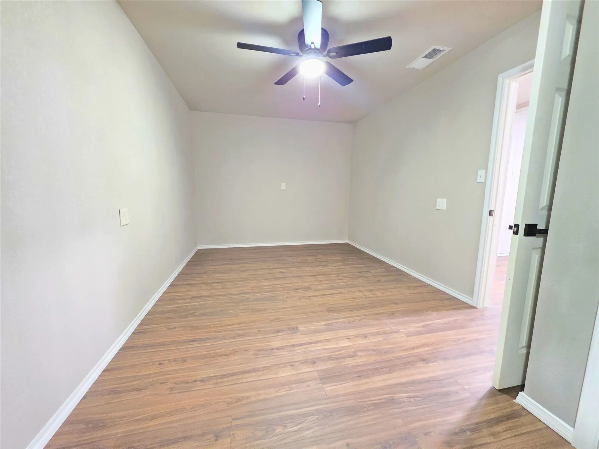 Single Family Residence For Sale in Tarrant County , 424 E Ellen Avenue, Hurst, Texas 76053, 3 Bedroom, 3 Bathroom, Garage spaces, 1,069 Sqft, built in 1955, mls#21380543, Real Estate Agent in Hurst, Homes For Sale in Tarrant county, Homes For Sale in Hurst, Realtor in Hurst Texas, Real Estate Brokerage Independent Realty Texas, Luminita Cordes Realtor
