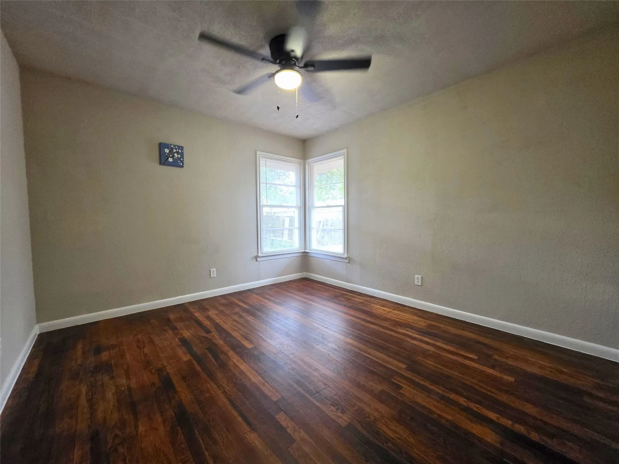 Single Family Residence For Sale in Tarrant County , 424 E Ellen Avenue, Hurst, Texas 76053, 3 Bedroom, 3 Bathroom, Garage spaces, 1,069 Sqft, built in 1955, mls#21380543, Real Estate Agent in Hurst, Homes For Sale in Tarrant county, Homes For Sale in Hurst, Realtor in Hurst Texas, Real Estate Brokerage Independent Realty Texas, Luminita Cordes Realtor