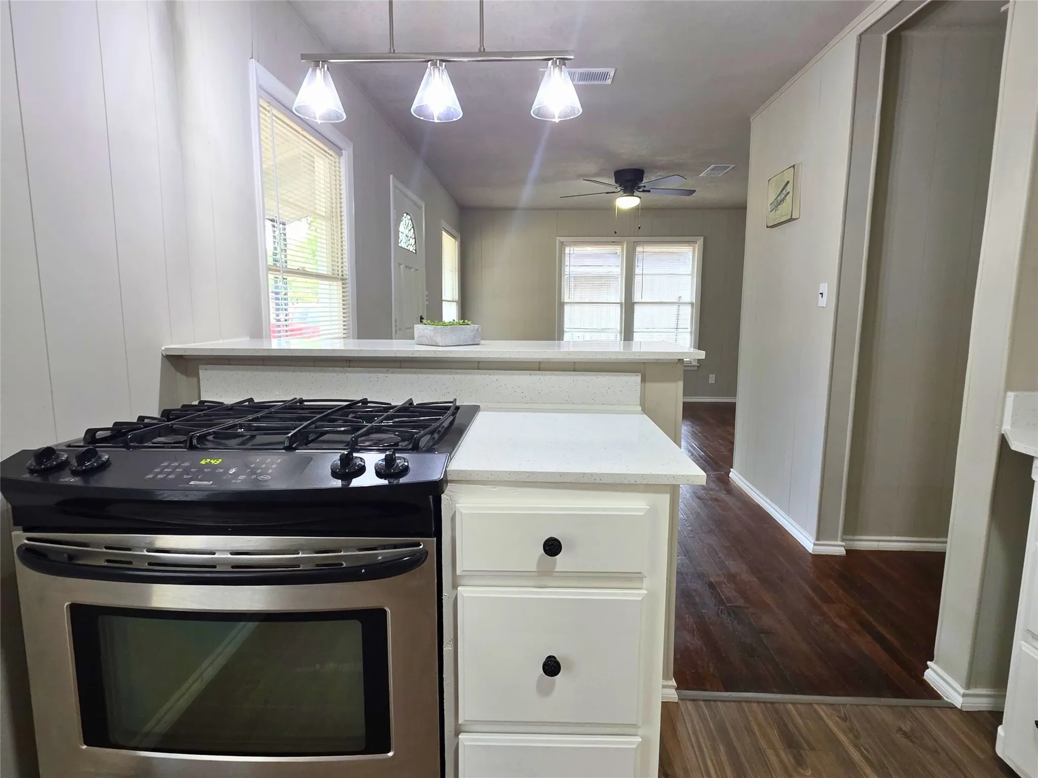 Single Family Residence For Sale in Tarrant County , 424 E Ellen Avenue, Hurst, Texas 76053, 3 Bedroom, 3 Bathroom, Garage spaces, 1,069 Sqft, built in 1955, mls#21380543, Real Estate Agent in Hurst, Homes For Sale in Tarrant county, Homes For Sale in Hurst, Realtor in Hurst Texas, Real Estate Brokerage Independent Realty Texas, Luminita Cordes Realtor