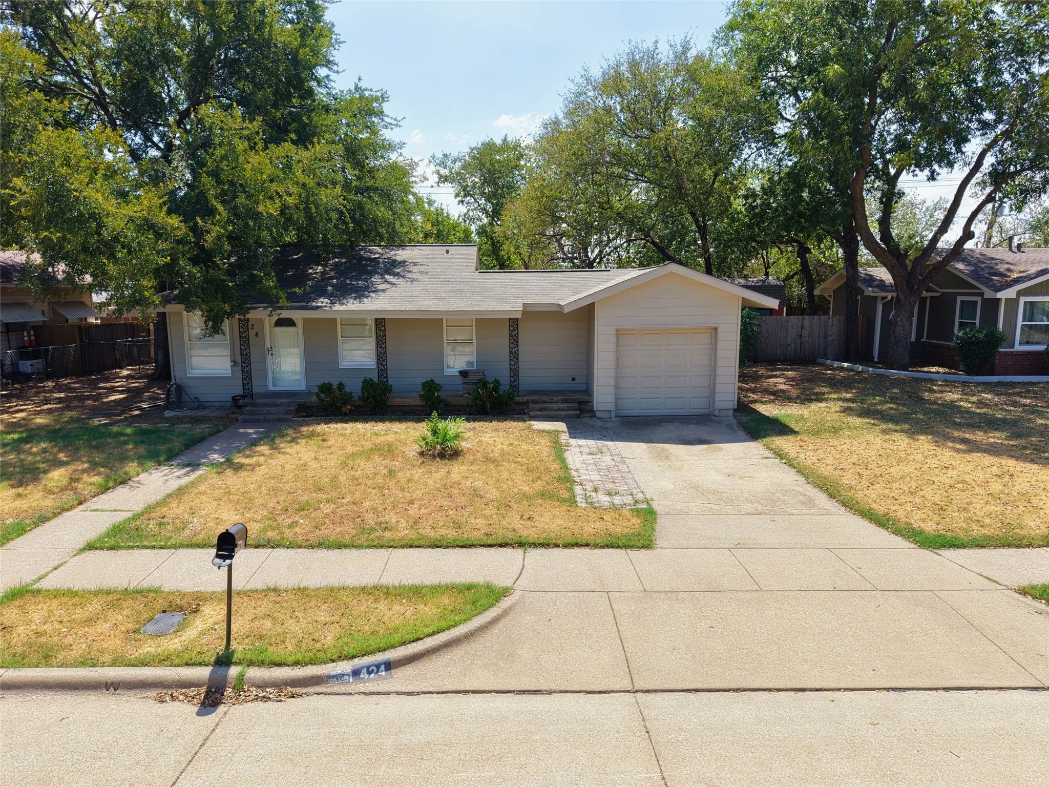 Single Family Residence For Sale in Tarrant County , 424 E Ellen Avenue, Hurst, Texas 76053, 3 Bedroom, 3 Bathroom, Garage spaces, 1,069 Sqft, built in 1955, mls#21380543, Real Estate Agent in Hurst, Homes For Sale in Tarrant county, Homes For Sale in Hurst, Realtor in Hurst Texas, Real Estate Brokerage Independent Realty Texas, Luminita Cordes Realtor