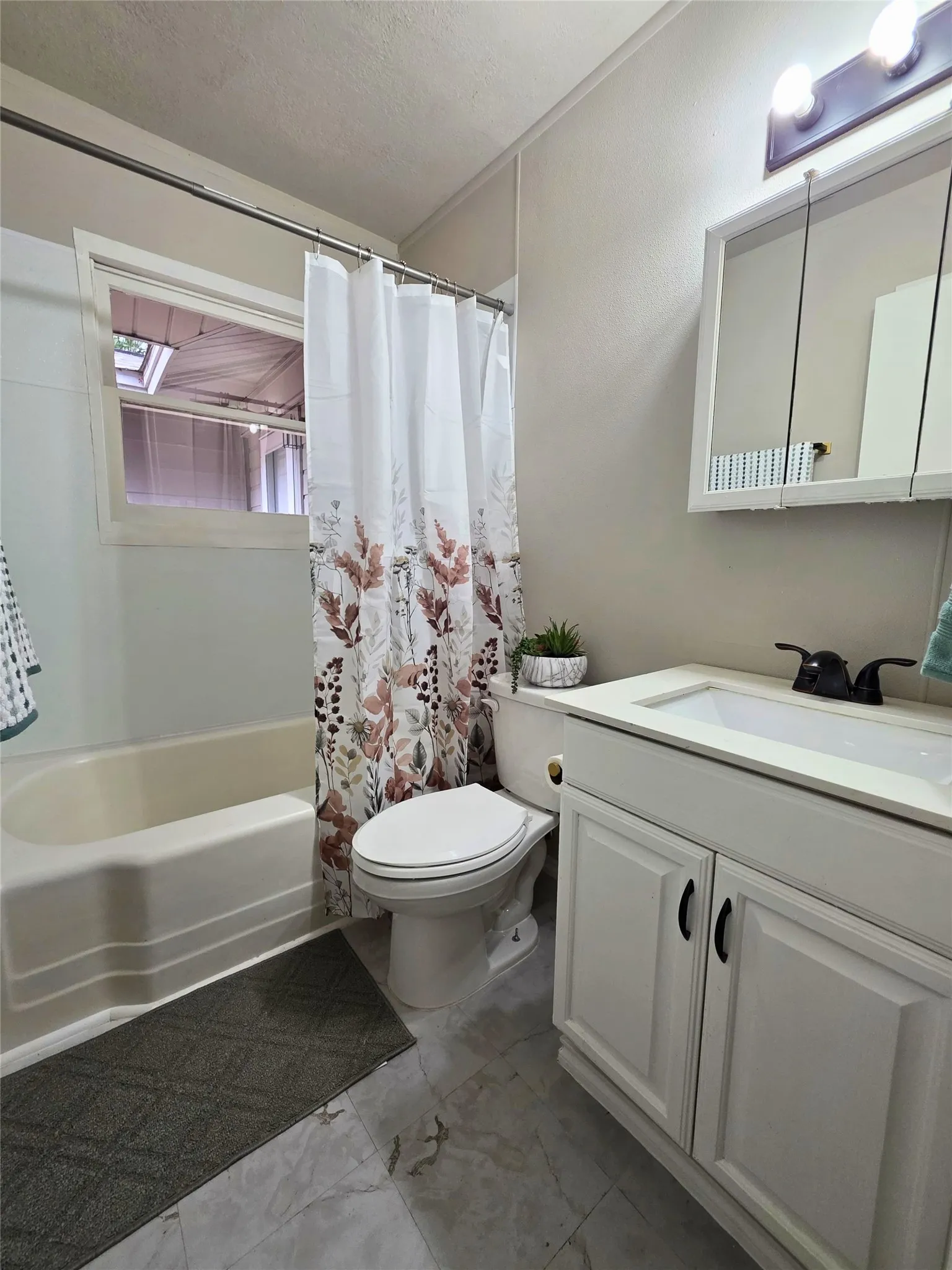 Single Family Residence For Sale in Tarrant County , 424 E Ellen Avenue, Hurst, Texas 76053, 3 Bedroom, 3 Bathroom, Garage spaces, 1,069 Sqft, built in 1955, mls#21380543, Real Estate Agent in Hurst, Homes For Sale in Tarrant county, Homes For Sale in Hurst, Realtor in Hurst Texas, Real Estate Brokerage Independent Realty Texas, Luminita Cordes Realtor