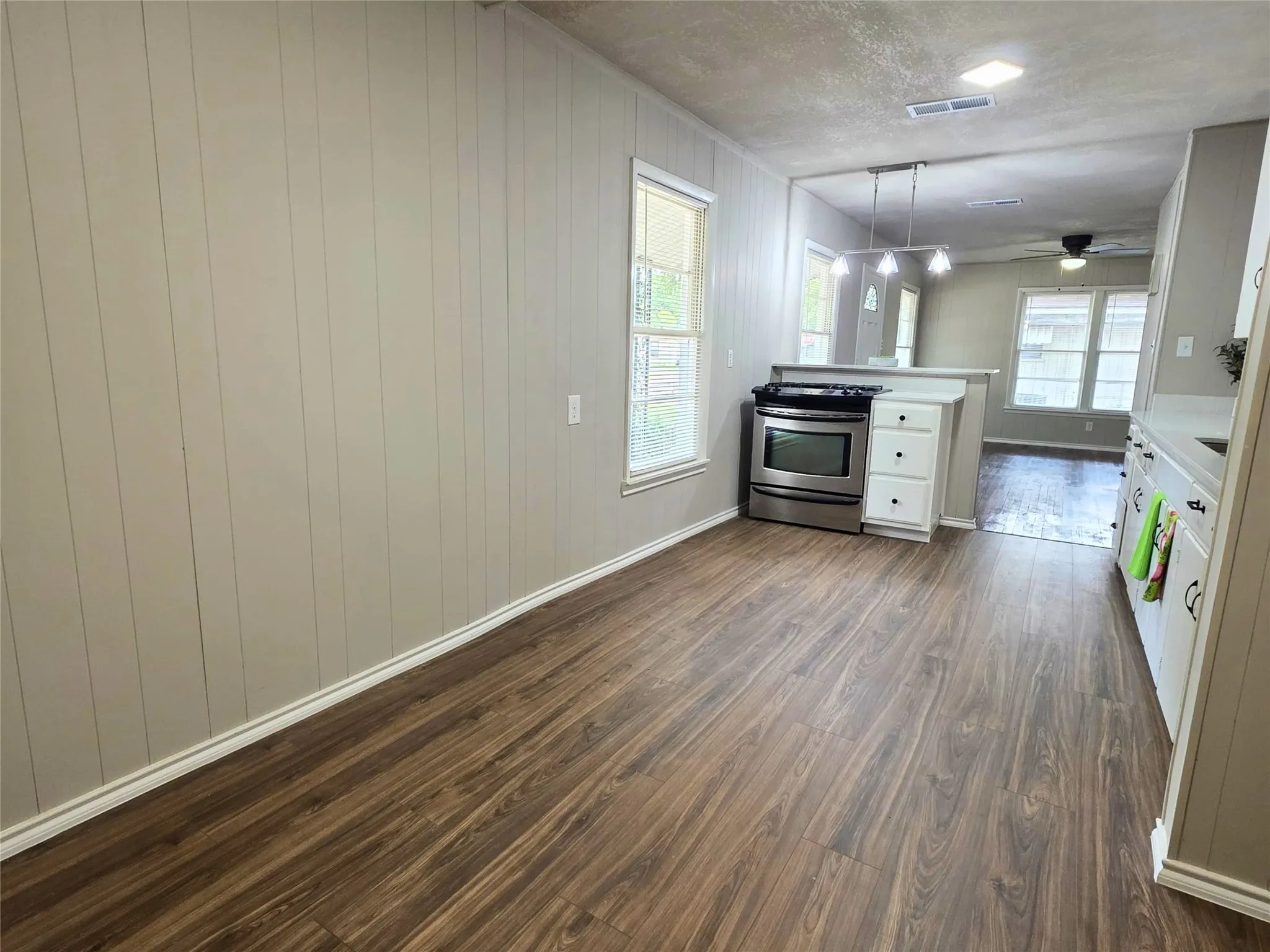 Single Family Residence For Sale in Tarrant County , 424 E Ellen Avenue, Hurst, Texas 76053, 3 Bedroom, 3 Bathroom, Garage spaces, 1,069 Sqft, built in 1955, mls#21380543, Real Estate Agent in Hurst, Homes For Sale in Tarrant county, Homes For Sale in Hurst, Realtor in Hurst Texas, Real Estate Brokerage Independent Realty Texas, Luminita Cordes Realtor