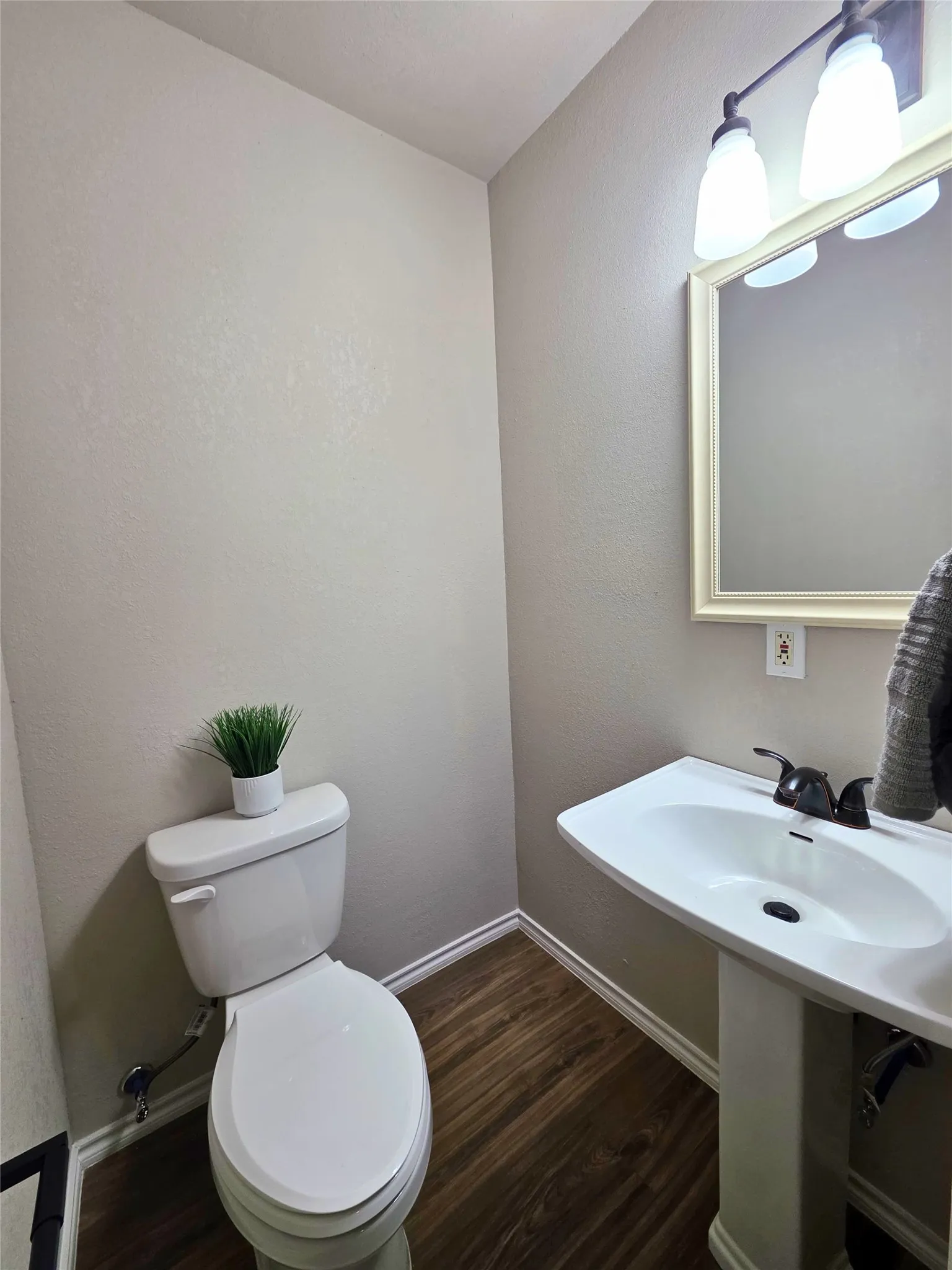 Single Family Residence For Sale in Tarrant County , 424 E Ellen Avenue, Hurst, Texas 76053, 3 Bedroom, 3 Bathroom, Garage spaces, 1,069 Sqft, built in 1955, mls#21380543, Real Estate Agent in Hurst, Homes For Sale in Tarrant county, Homes For Sale in Hurst, Realtor in Hurst Texas, Real Estate Brokerage Independent Realty Texas, Luminita Cordes Realtor
