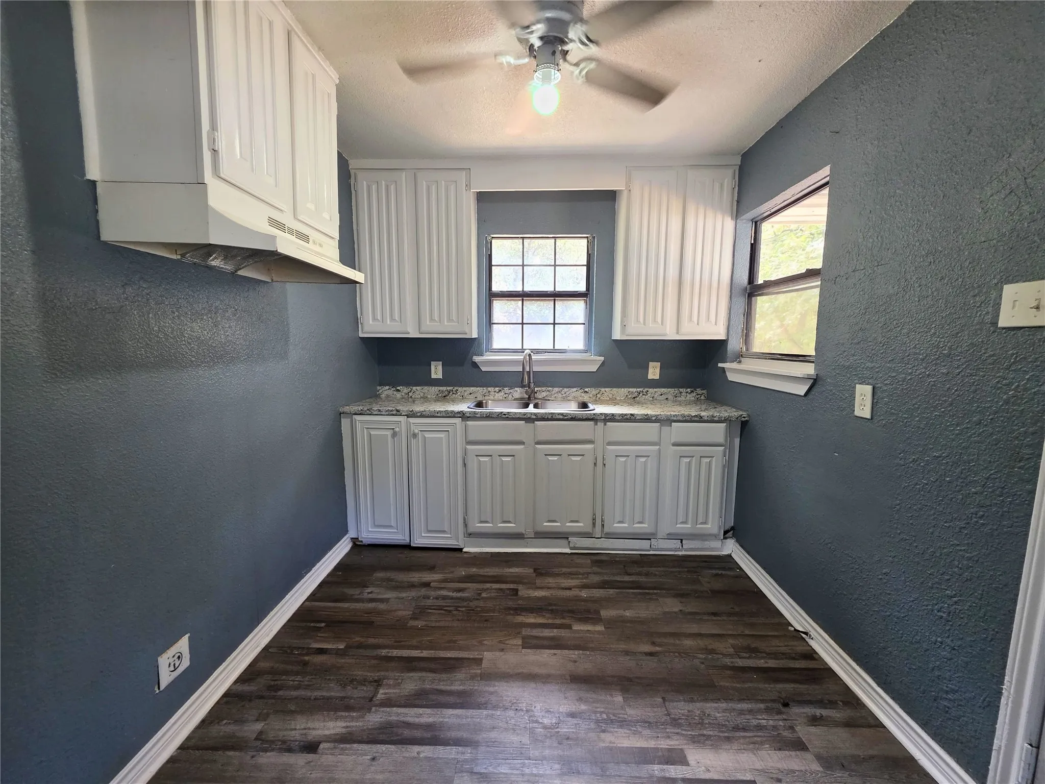 Single Family Residence For Sale in Tarrant County , 4424 Littlejohn Avenue, Fort Worth, Texas 76105, 3 Bedroom, 1 Bathroom, Garage spaces, 901 Sqft, built in 1955, mls#21385099, Real Estate Agent in Fort Worth, Homes For Sale in Tarrant county, Homes For Sale in Fort Worth, Realtor in Fort Worth Texas, Real Estate Brokerage Independent Realty Texas, Luminita Cordes Realtor