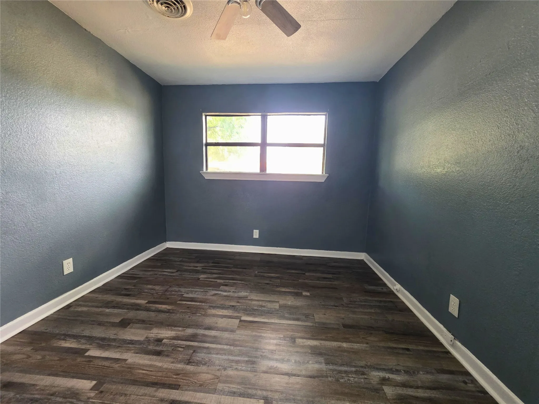 Single Family Residence For Sale in Tarrant County , 4424 Littlejohn Avenue, Fort Worth, Texas 76105, 3 Bedroom, 1 Bathroom, Garage spaces, 901 Sqft, built in 1955, mls#21385099, Real Estate Agent in Fort Worth, Homes For Sale in Tarrant county, Homes For Sale in Fort Worth, Realtor in Fort Worth Texas, Real Estate Brokerage Independent Realty Texas, Luminita Cordes Realtor